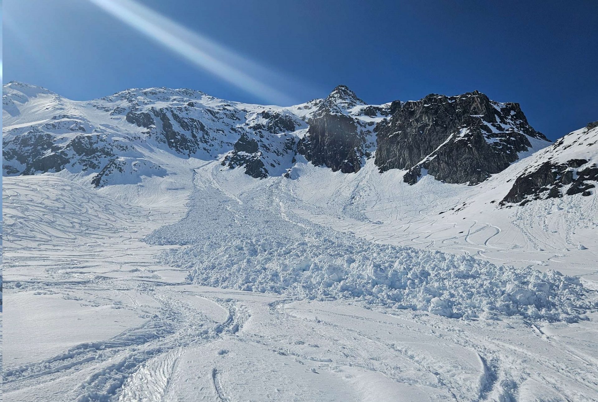 Im Tagesverlauf nimmt mit der Durchfeuchtung und dem damit einhergehenden Festigkeitsverlust der Schneedecke die Auslösewahrscheinlichkeit von nassen Lockerschneelawinen aus sehr steilem, besonnten Gelände zu (©Franz Josef Tanzer, 03.04.2025)