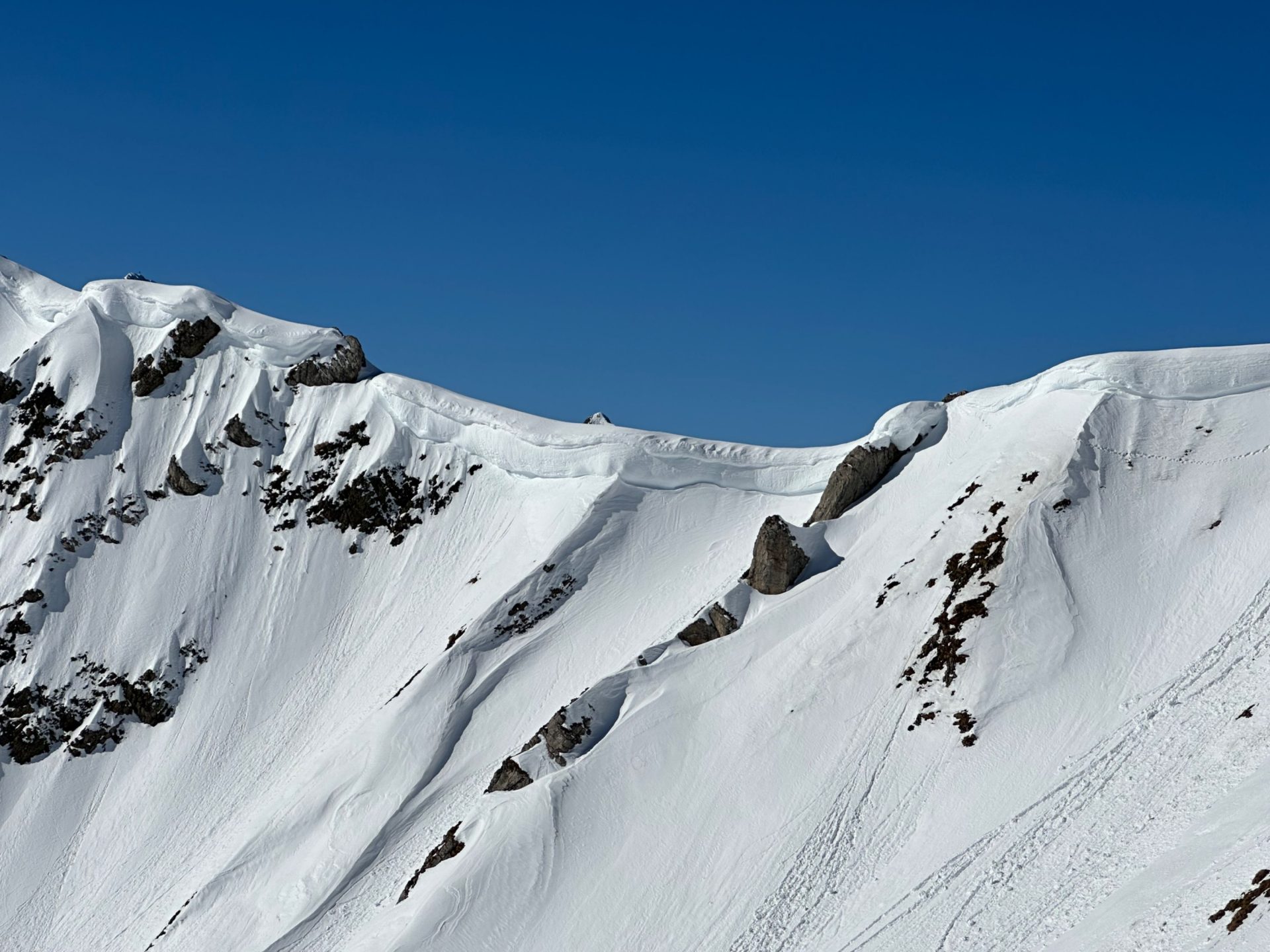 Trotz des schneearmen Winters sollte man die durch Wechtenbrüche mögliche Gefährdung nicht außer Acht lassen. Außerfern (© Stefan Zangerl, 04.04.2025)