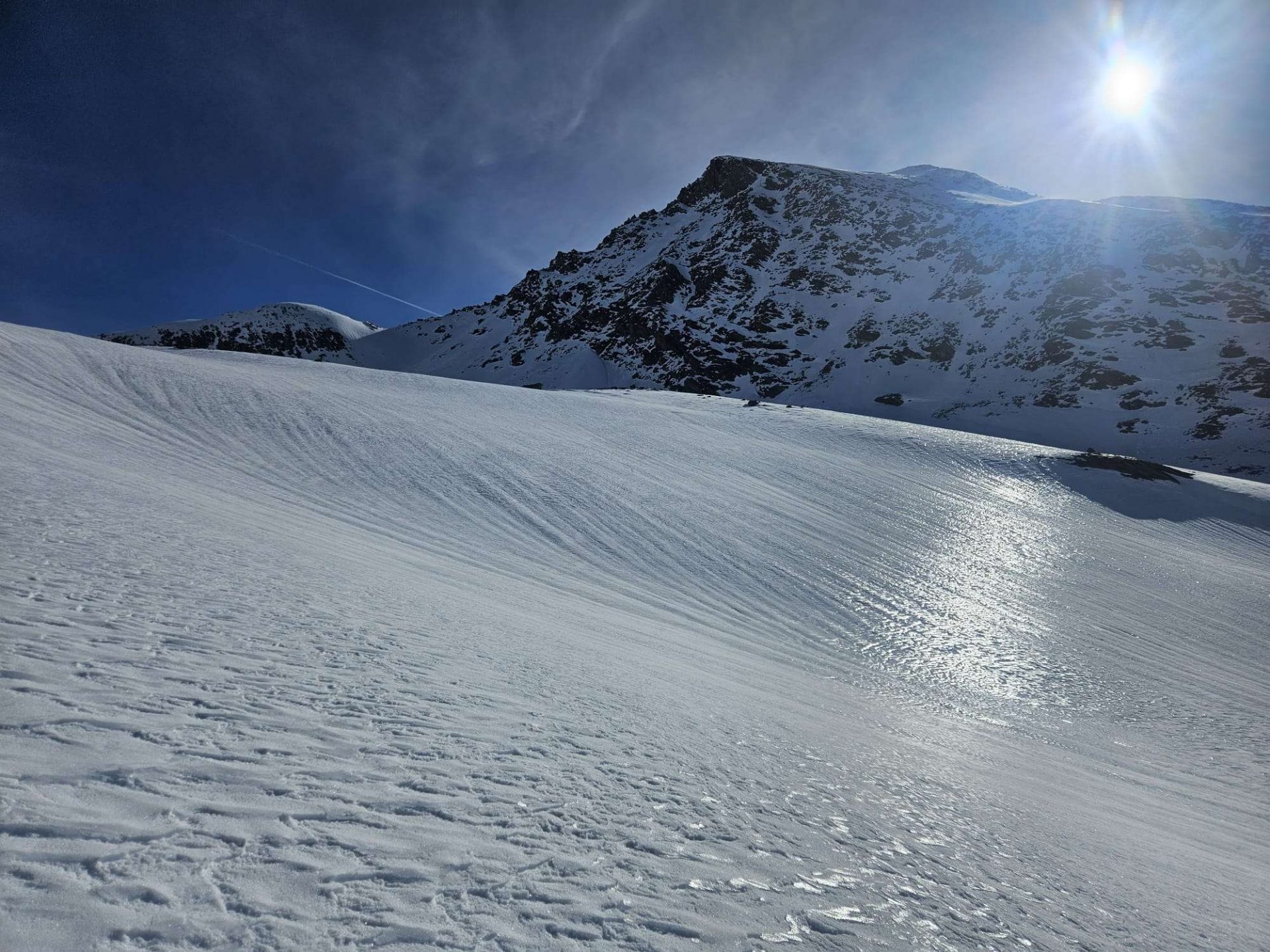 Typisch für das Frühjahr - ein Firnspiegel. Dieser entsteht immer durch die Kombination aus oberflächiger, strahlungs- und temperaturbedingter Anfeuchtung der Schneedecke und dem abkühlenden Effekt des Windes. Granatspitzgruppe (© Peter Fuetsch, 06.04.2025)
