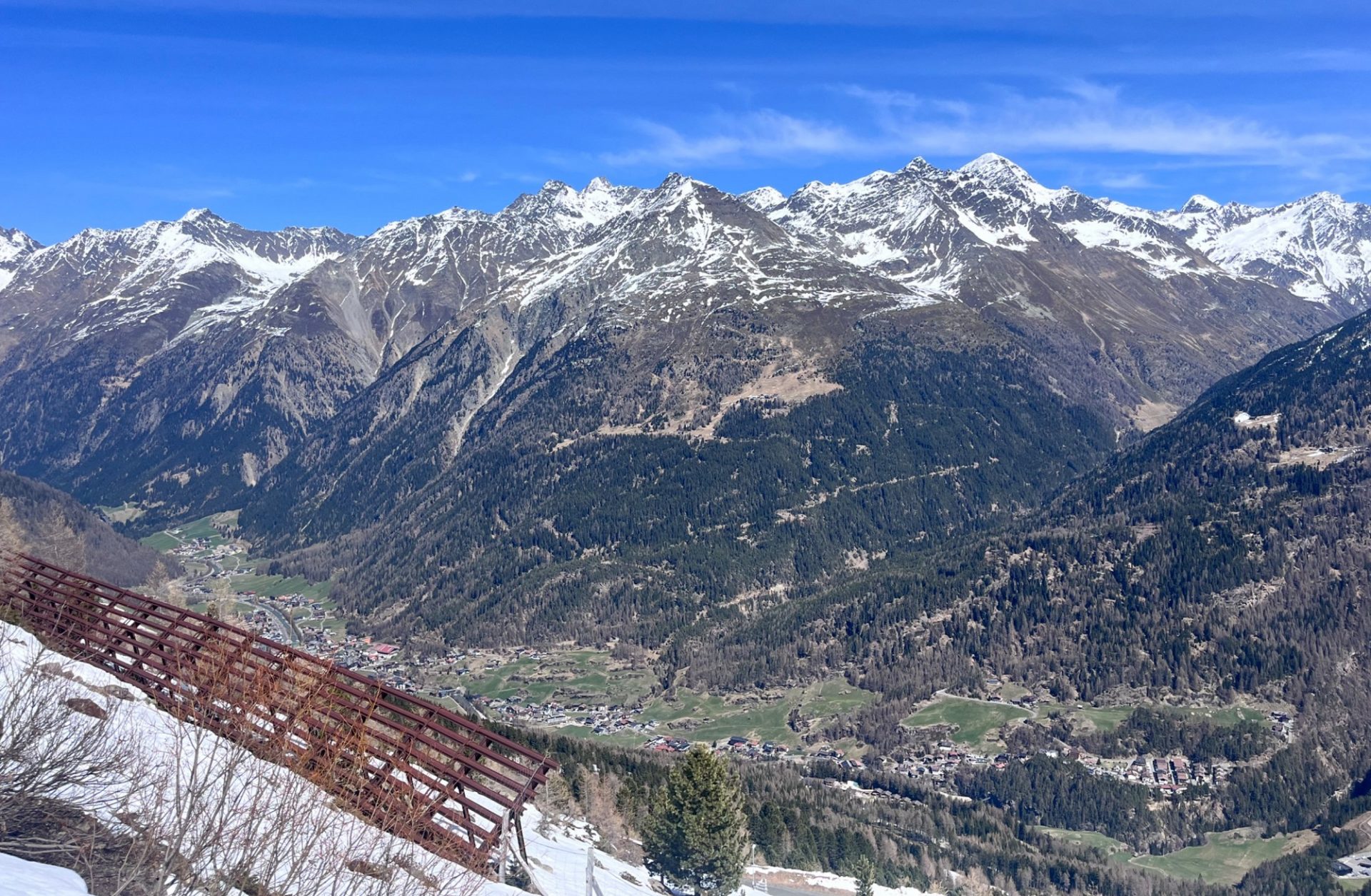 Strahlend sonniges Frühjahrswetter in Sölden. Auch vor dem Tauwetter waren Sonnenhänge vielerorts bereits bis weit hinauf ausgeapert (©Tobias Holzknecht, 12.04.2025).