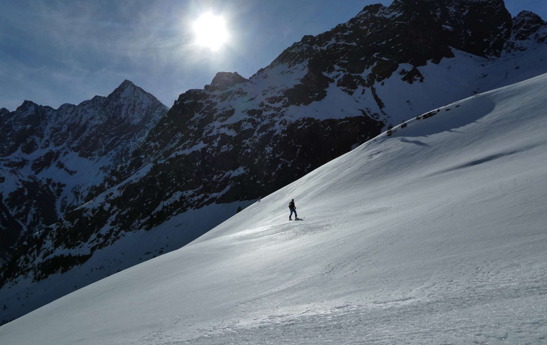 Perfekte Firnbedingungen nach klarer Nacht am Tonigenkogel (3011m) in den Stubaier Alpen (©Barbara Fink, 12.04.2025).