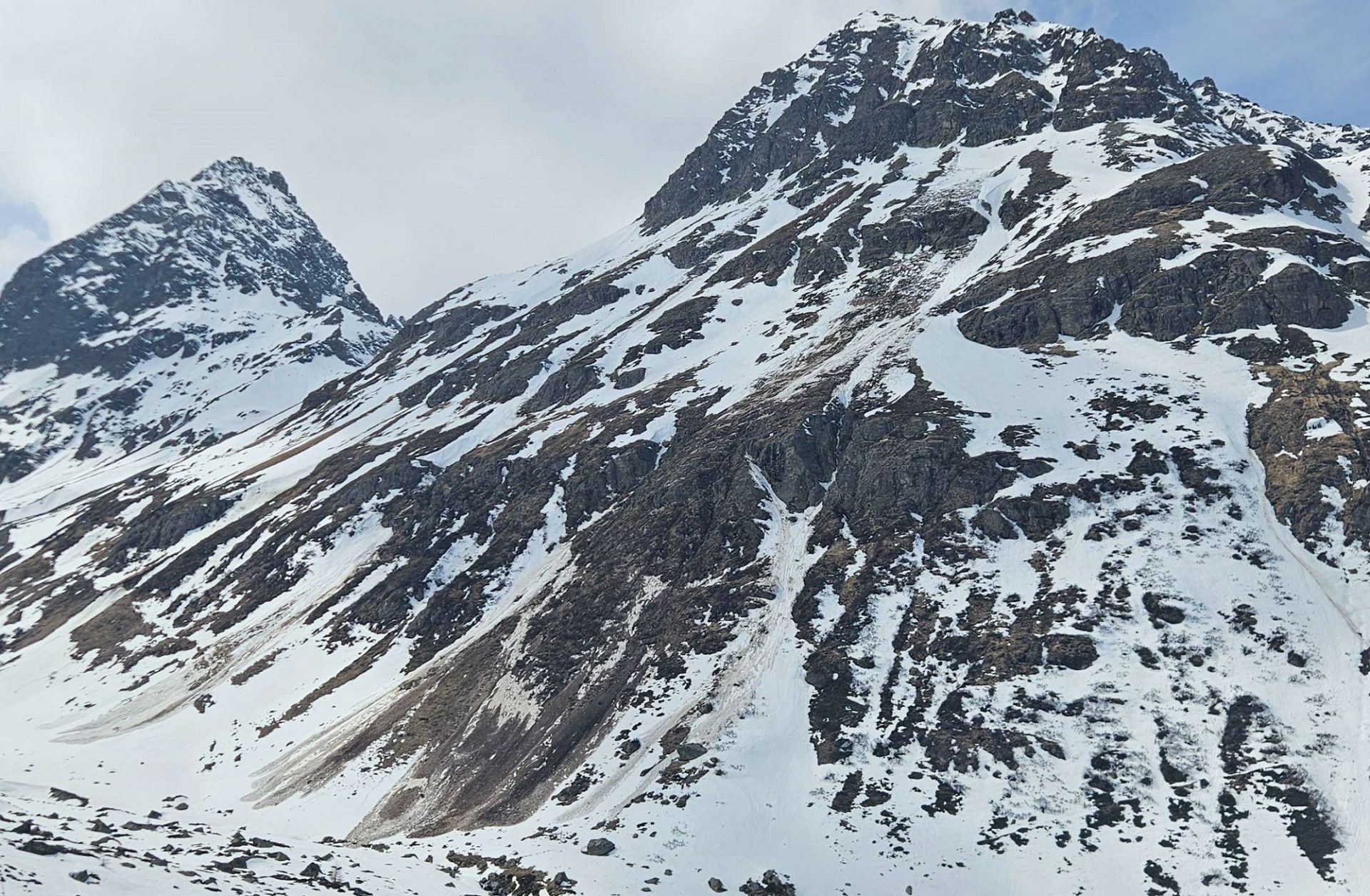 Aufgrund der unterdurchschnittlichen Schneehöhen blieben die Auslauflängen der Lawinen im Vergleich zu ähnlichen Situationen in vergangenen Wintern eher gering. Jamtal, Silvrettagruppe (©Christian Riepl, 14.04.2025).