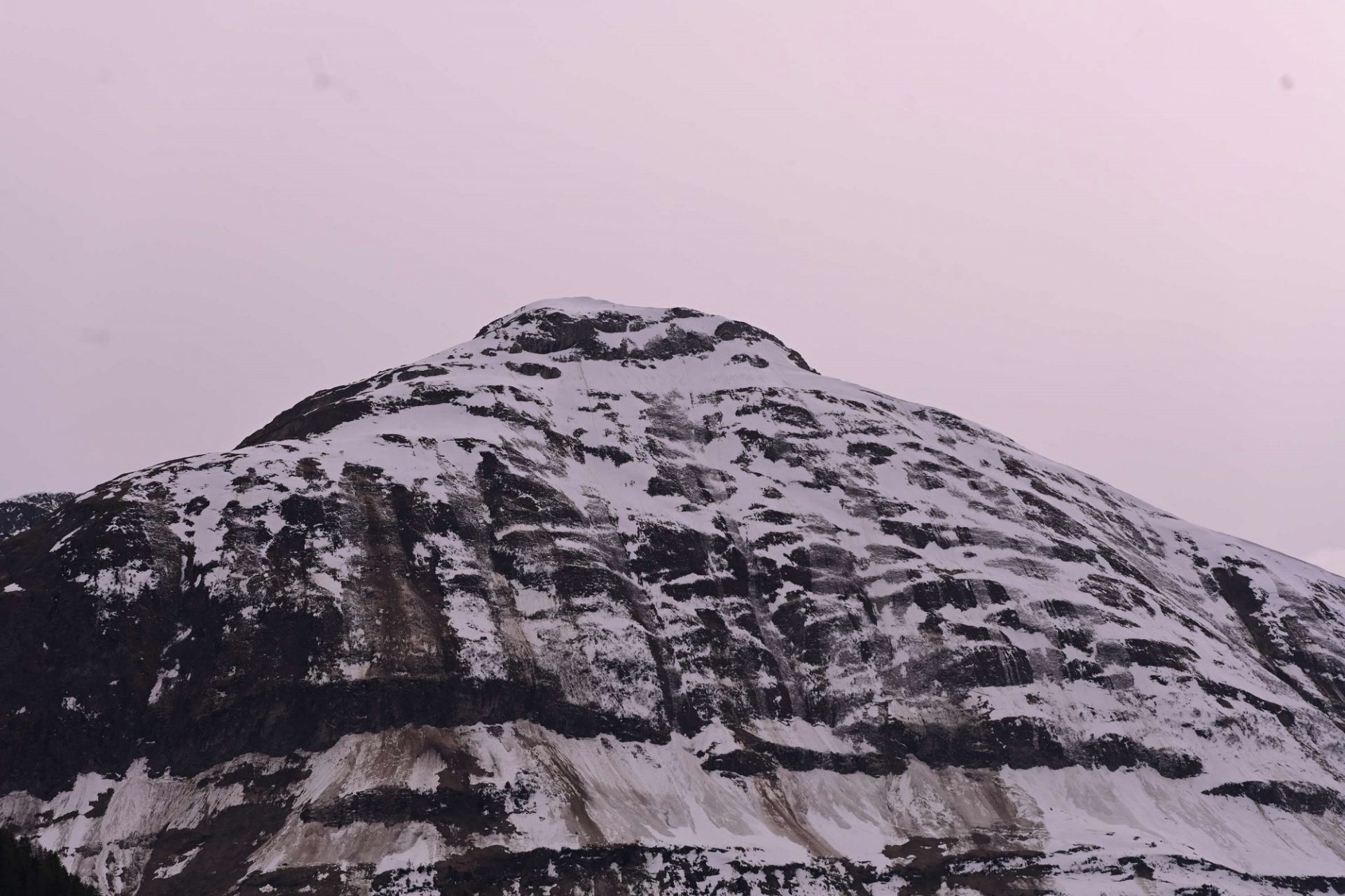 Auch die Gleitschneeaktivität nahm mit der Durchnässung merklich zu. Im Bild die Pimigspitze (2405m) bei Steeg im Lechtal (©Adi Kerber, 14.04.2025).