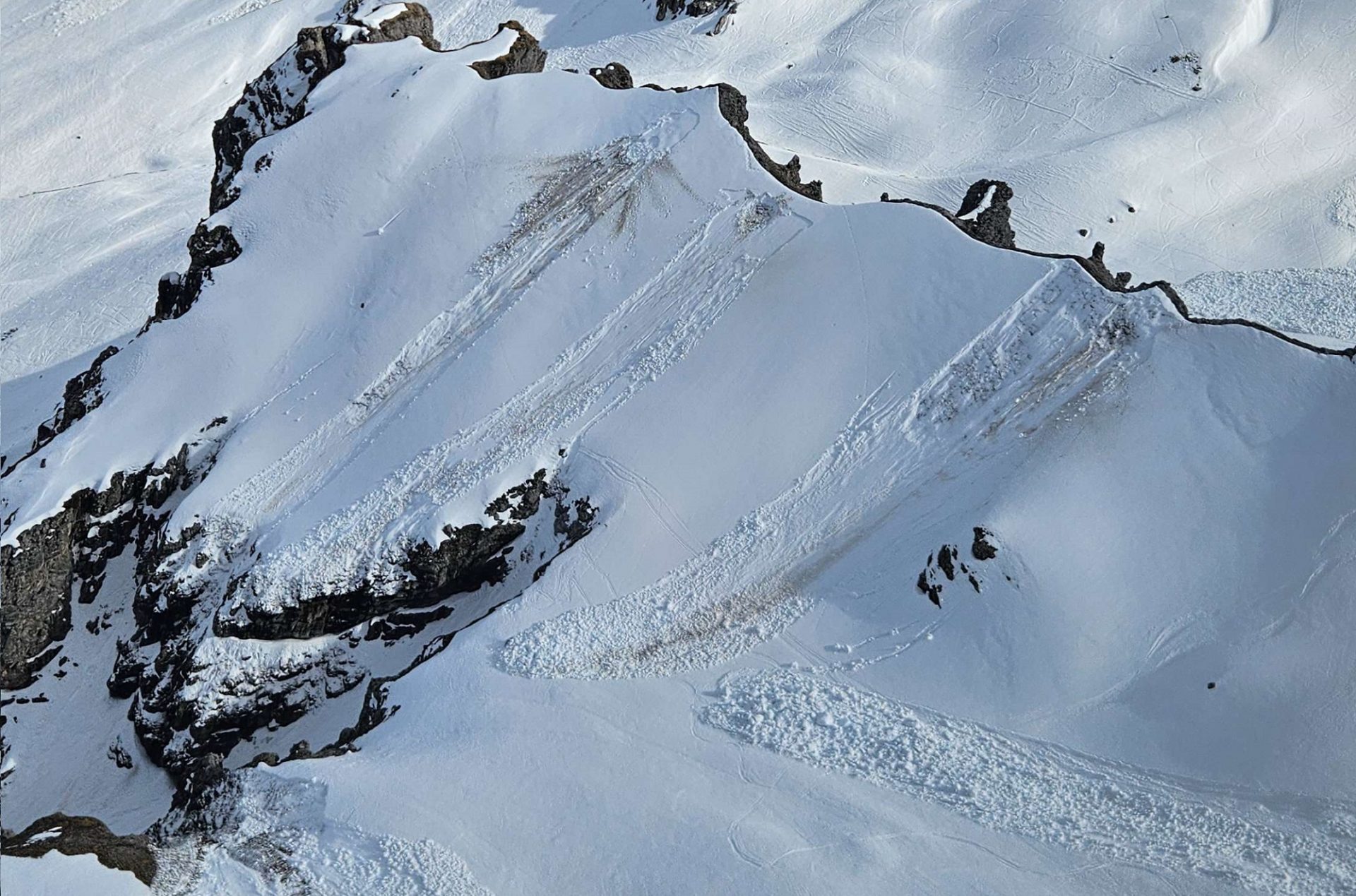 Durch Sprengarbeiten ausgelöste, kleine, oberflächliche nasse Schneebrettlawinen im Skigebiet Schlick 2000 (©Domenik Jenewein, 15.04.2025).