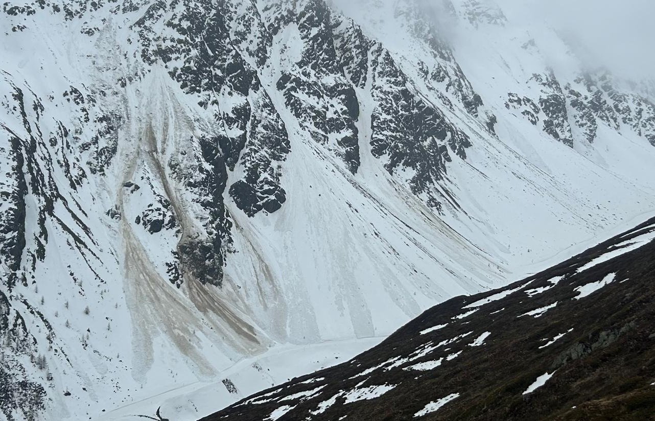 Hohe Lawinenaktivität auch im Skigebiet Sölden. Zahlreiche Lawinen lösten sich während des Tauwetters in den vergangenen Tagen spontan, auch Auslösesprengarbeiten zeugten von Erfolg (©LK Sölden, 15.04.2025).
