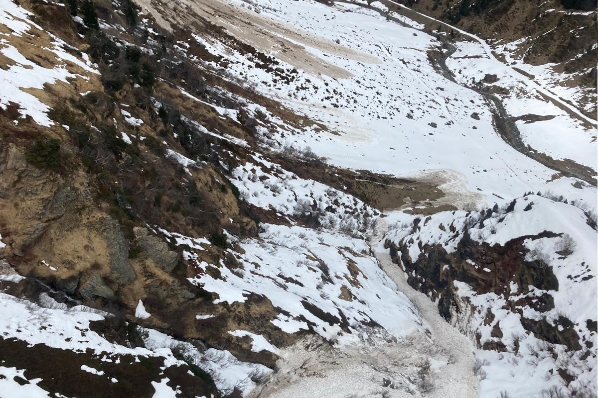 Ablagerungen von Gleitschneelawinen bei der Alpe Tritsch, St. Anton am Arlberg (©Jochen Gstrein, 15.04.2025).