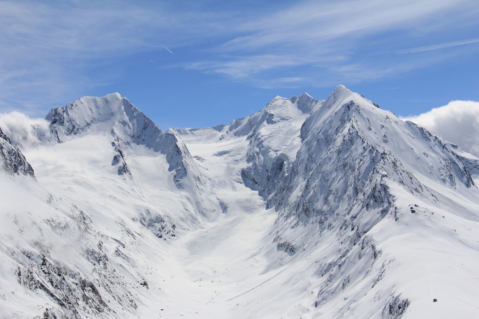 Blick ins Gaisbergtal in der Gurgler Gruppe. Am Foto erkennt man spontane Lawinenabgänge vom 17.04. und 18.04.2025 (© Ronald Krumpens, 20.04.2025)
