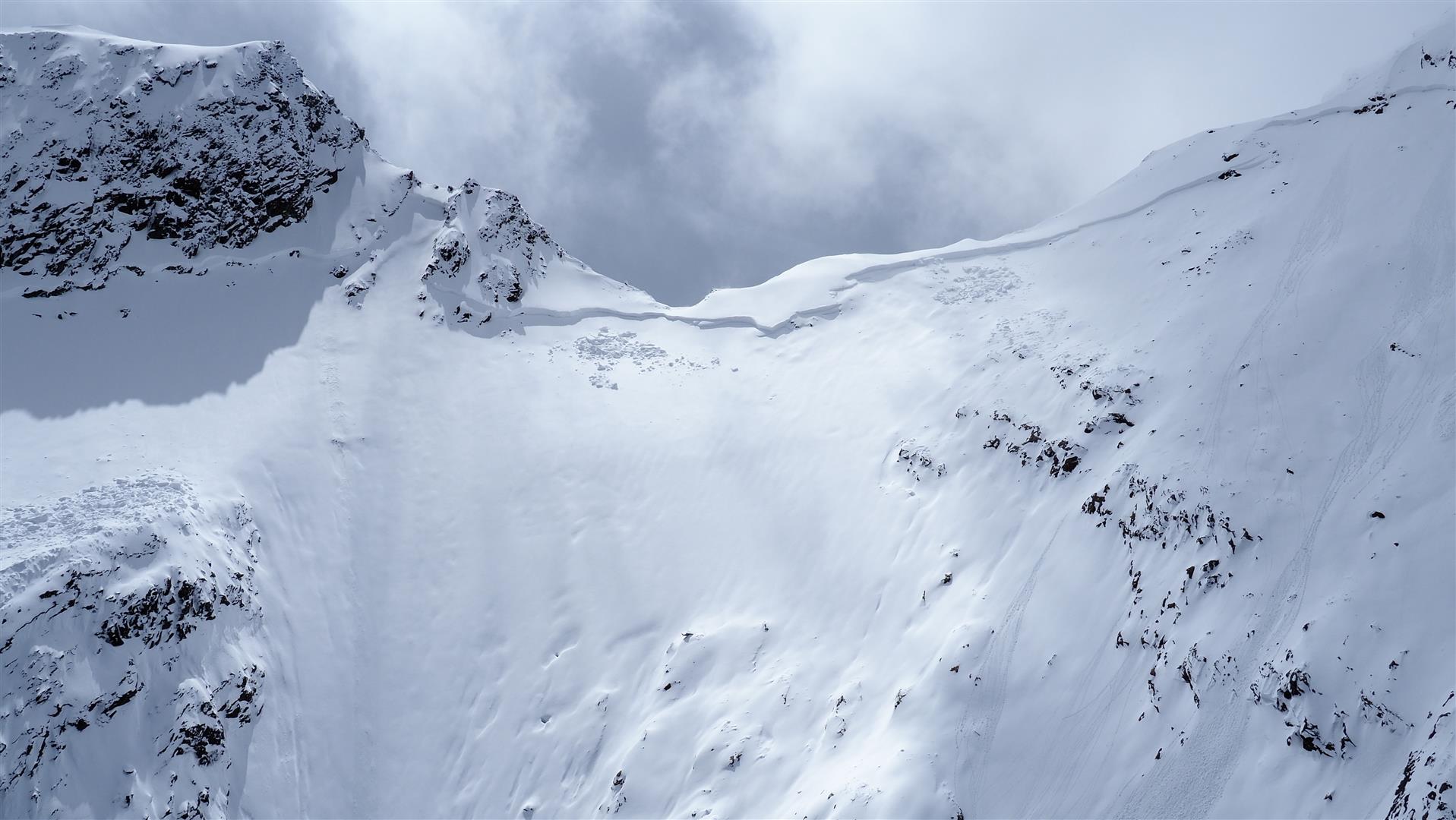 Schneebrettlawine im hochalpinen Gelände in den Zentralen Stubaier Alpen im Bereich des Alpenhauptkammes (LWD Tirol, 23.04.2025)