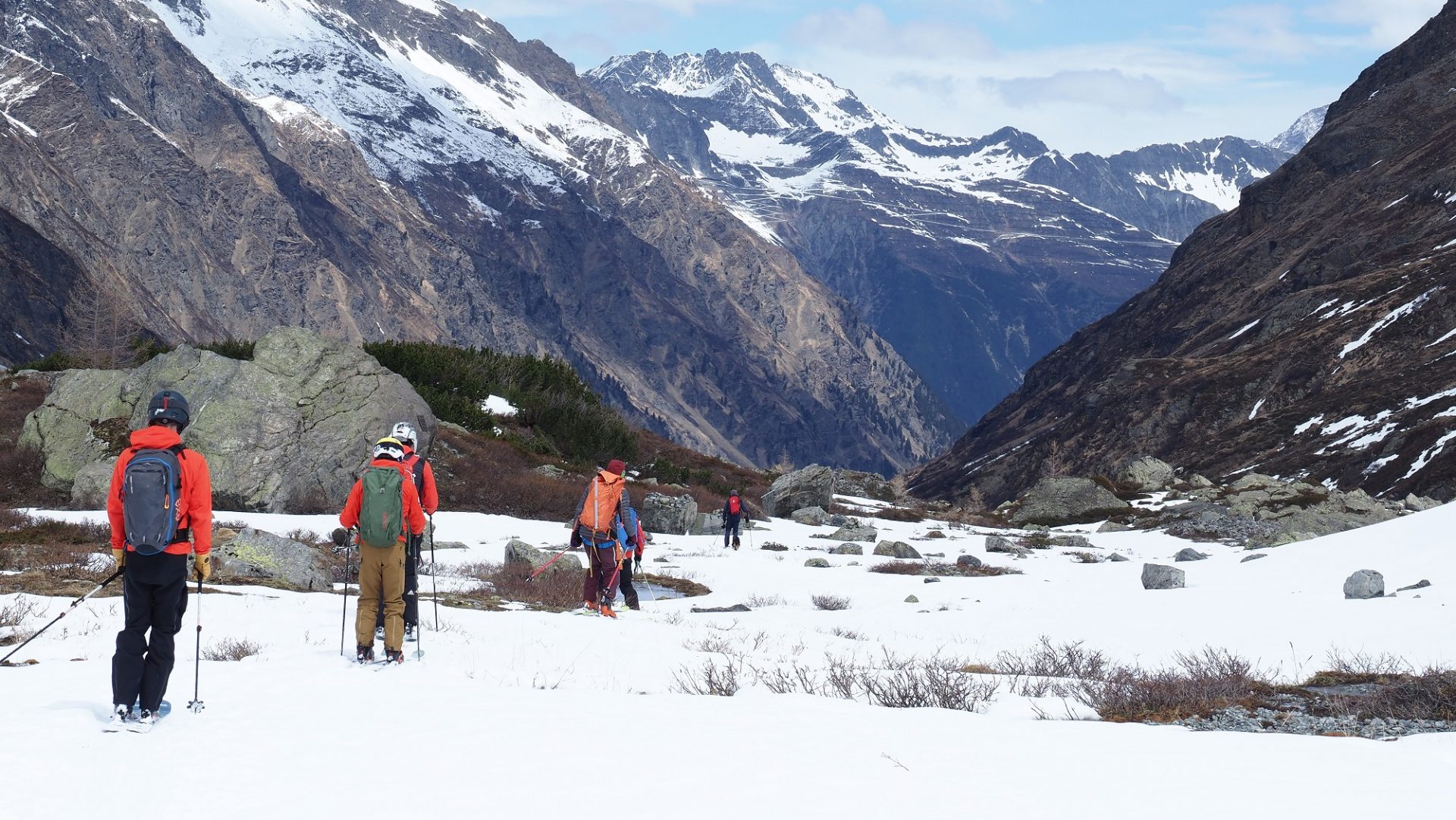 Auf Skitouren müssen vielfach Tragepassagen in Kauf genommen werden. Jamtal (©LWD Tirol, 26.04.2025).