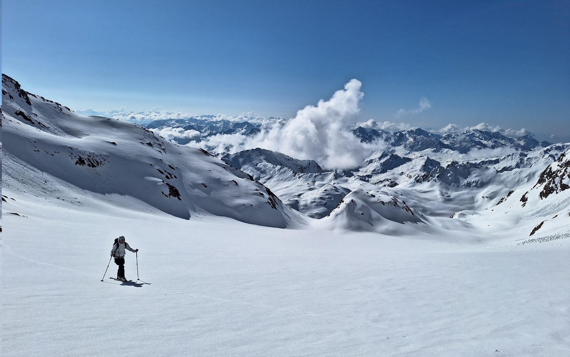 In Gebieten mit genügender Schneebedeckung und bei guter Zeiteinteilung konnten gute Firnbedingungen angetroffen werden. Botzer, Stubaier Alpen (©LWD Tirol, 29.04.2025).