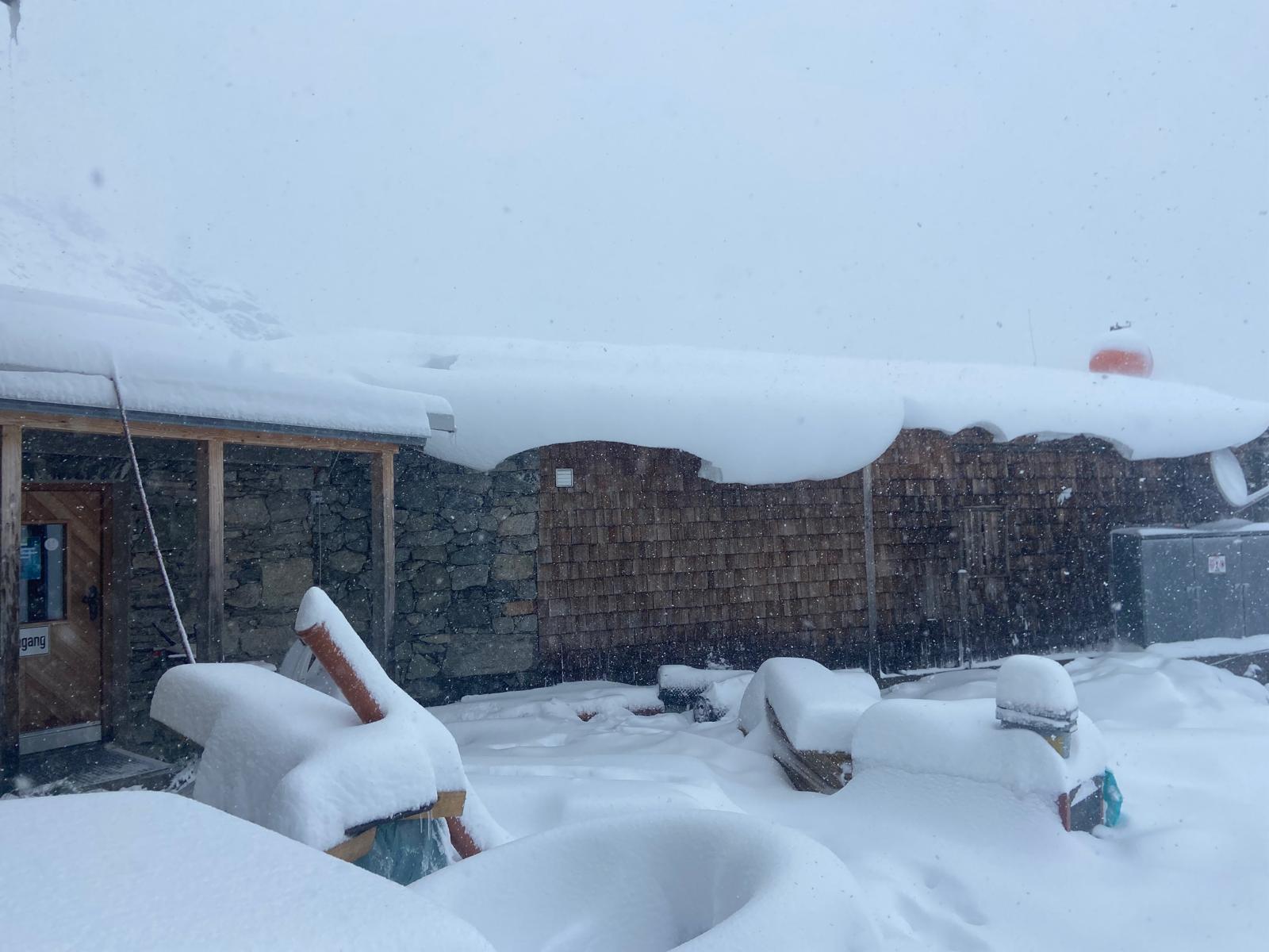 Winterliche Bedingungen auf der Neuen Prager Hütte. Seit der Aufnahme sind neuerlich rund 20cm Schnee hinzugekommen (©Peter Fuetsch, 08.07.2025).