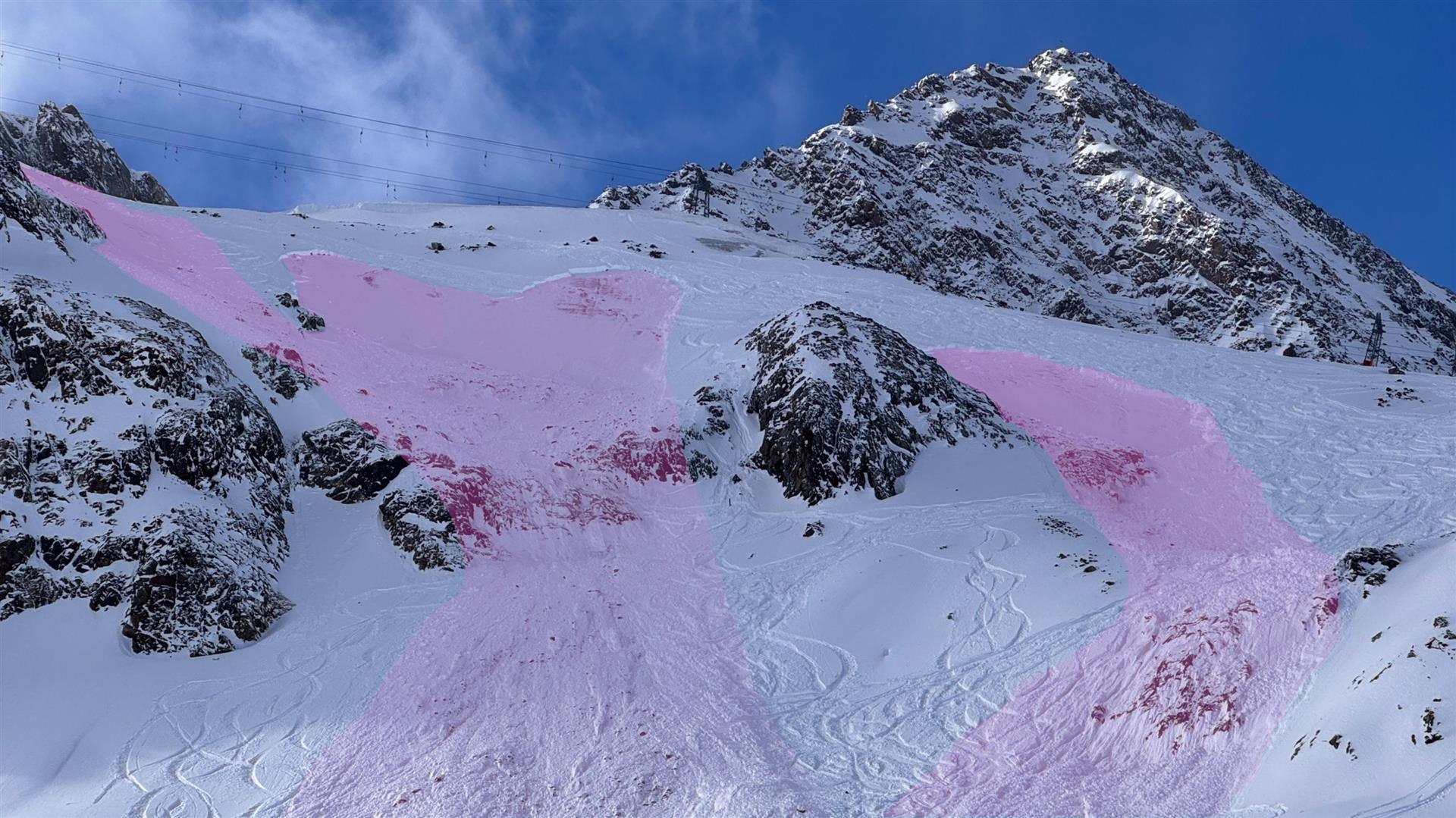 Von WintersportlerInnen ausgelöste Schneebrettlawinen am Daunferner in den Stubaier Alpen (© Günter Chwojan, 28.10.2025)