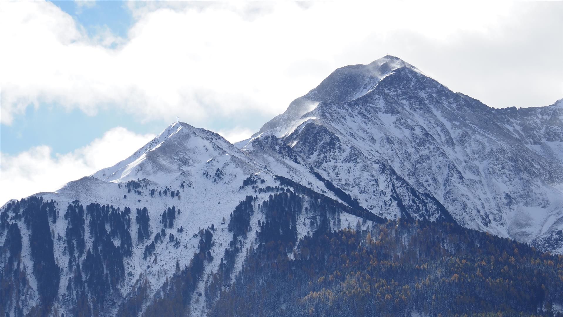 Der Neuschnee wurde umfangreich verfrachtet. Grieskogelgruppe. (© LWD Tirol, 28.10.2025)