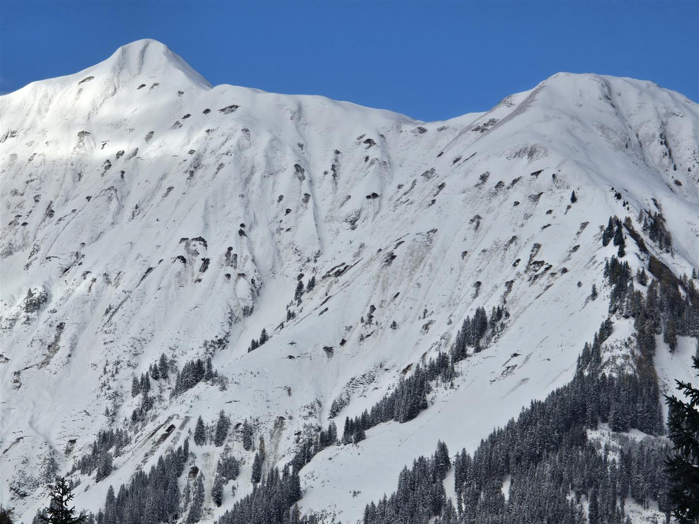 Kleine Gleitschneelawinen am Vorderen und Hinteren Sonnenkogel im Außerfern (© Thomas Lutz, 31.10.2025)