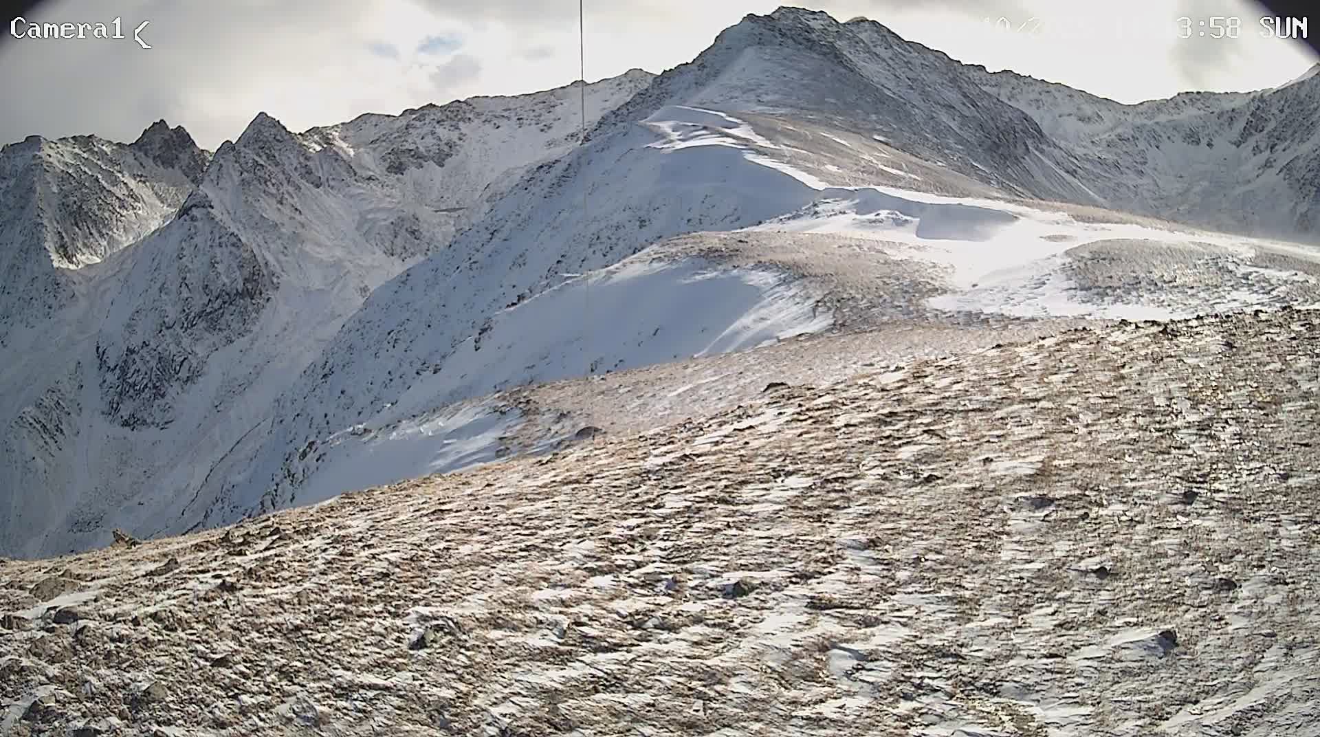 Kürzlich mit Wind und Neuschnee gebildete Wechten am Brechten in den nördlichen Sellrainer Bergen (Dietmar Gspan, 26.10.2025).