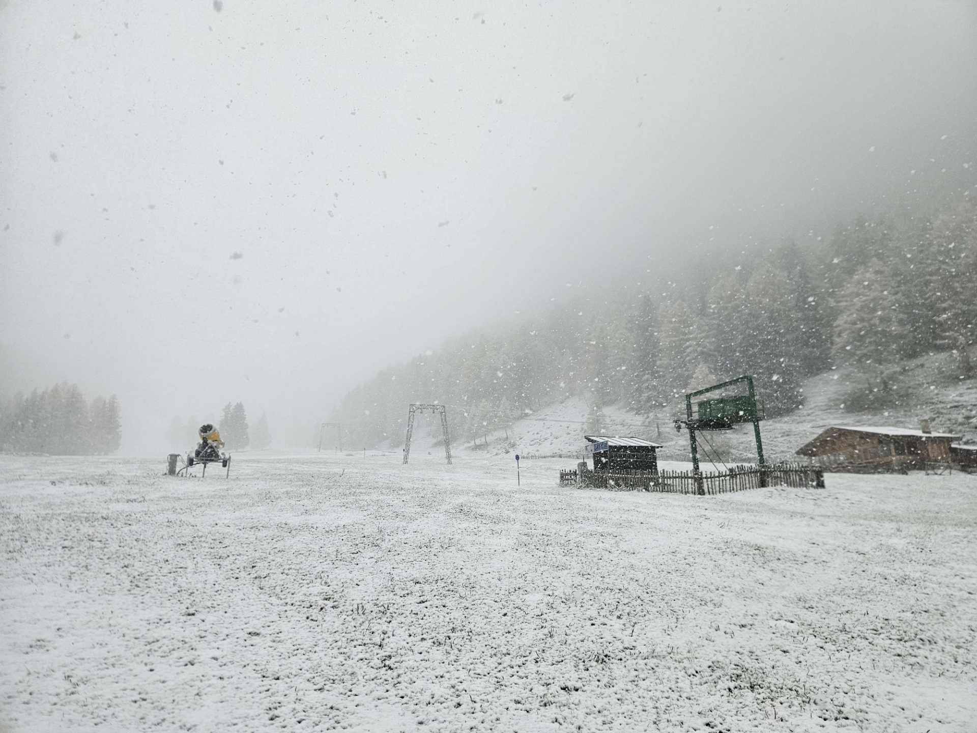 Dicke Schneeflocken in der Schlick (Dominik Jenewein, 27.10.2025).