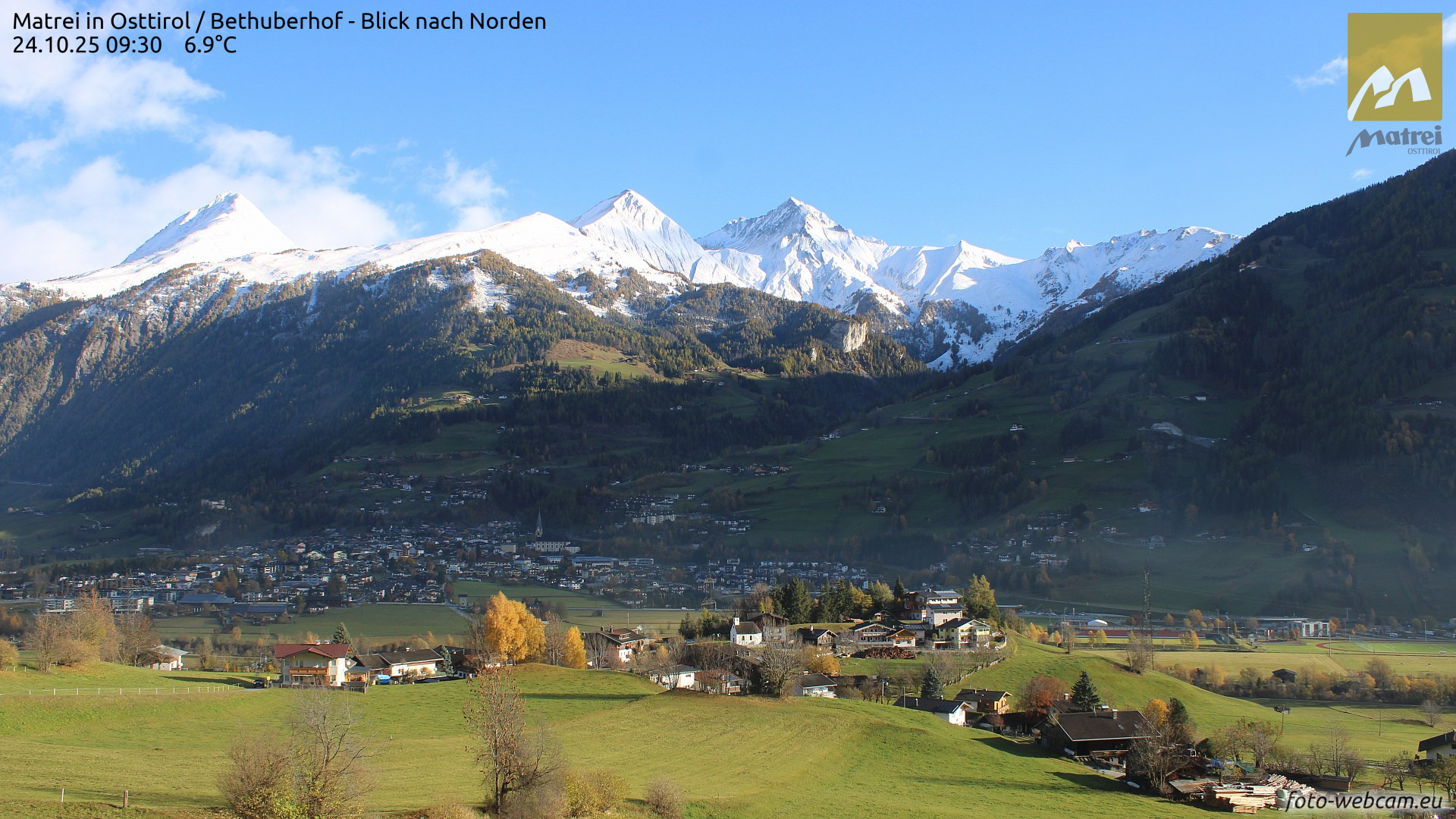 Der Schwerpunkt der Schneefälle am Donnerstag, 23.10. lag im Bereich des Zillertaler Hauptkamms sowie der Hohen Tauern. Im Bild Matrei in Osttirol, mit den verschneiten Gipfeln (v.l.n.r.) Nussingkogel, Bretterwand- und Kendlspitze.