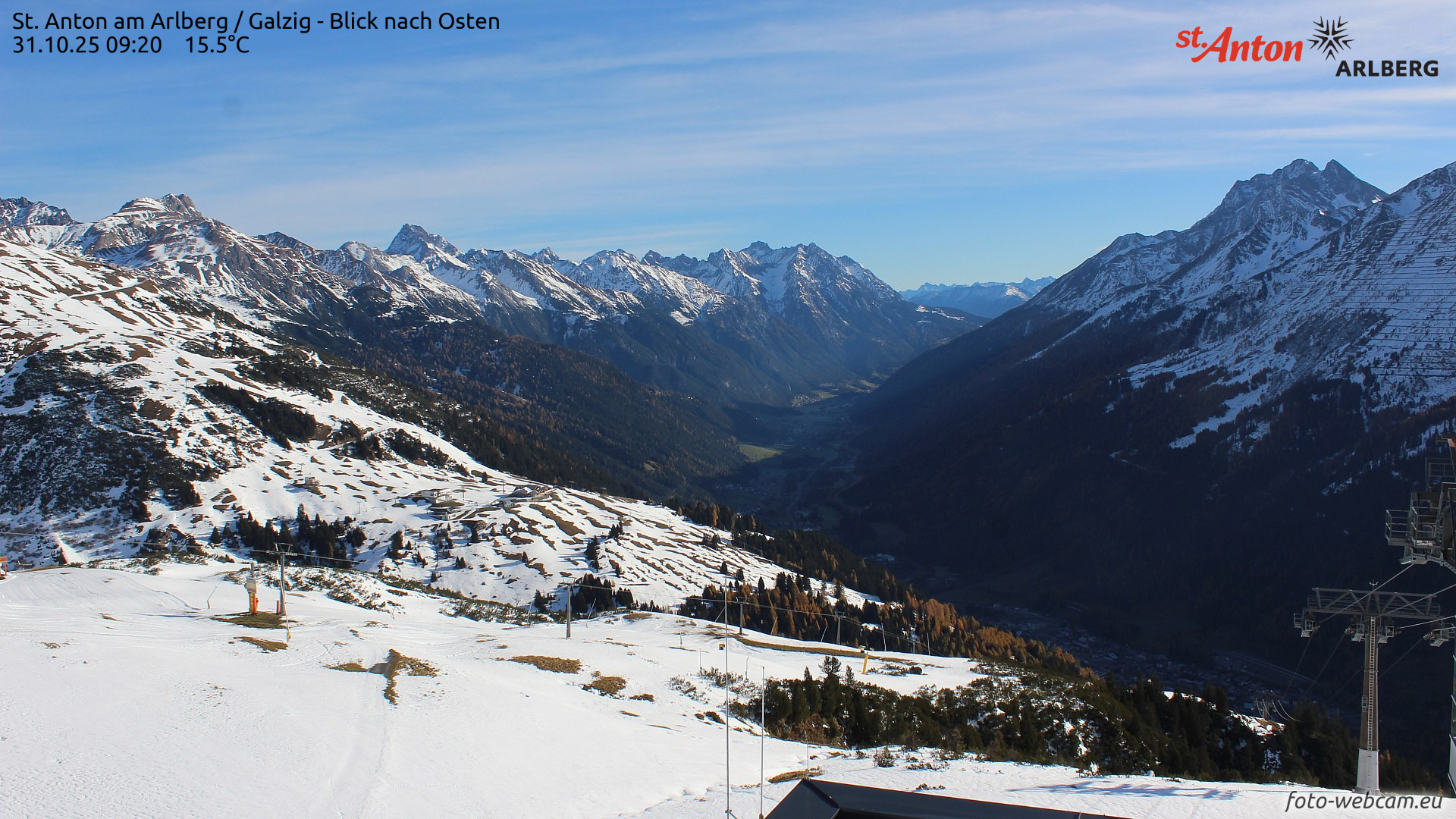 Blick vom Galzig am Arlberg Richtung Osten vier Tage nach den Schneefällen. Die Schneedecke beginnt zunehmend auzuapern. (© foto-webcam.eu, 28.10.2025)