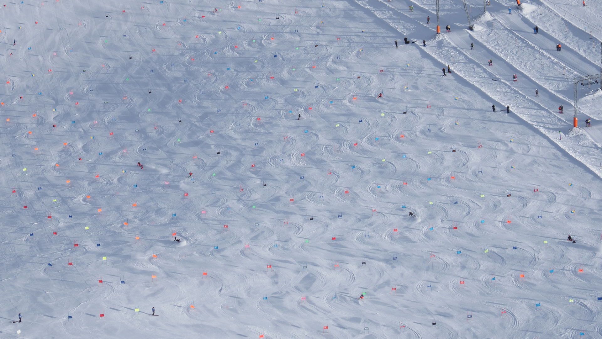 Bild der Woche: Skitraining und Wintervorbereitung am Stubaier Gletscher (©LWD Tirol, 11.11.2025).