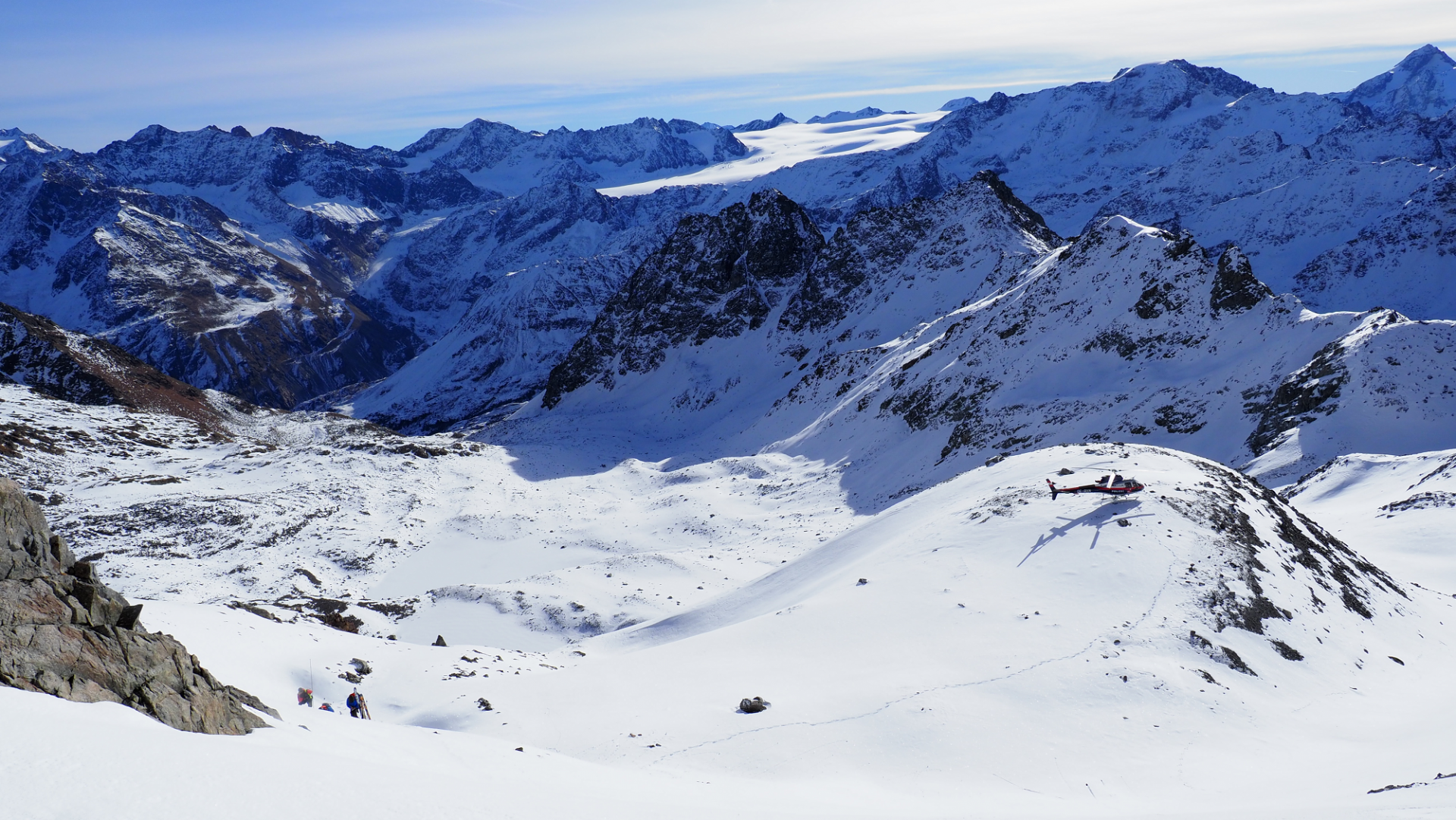 Entlang des Alpenhauptkammes, aber auch im unmittelbaren Grenzgebiet zu Vorarlberg liegt gebietsweise bereits mehr Schnee: hier findet man besonders auf Gletschern, aber auch in geschützten Karen und Mulden eine zusammenhängende Schneedecke (©LWD Tirol, 11.11.2025).