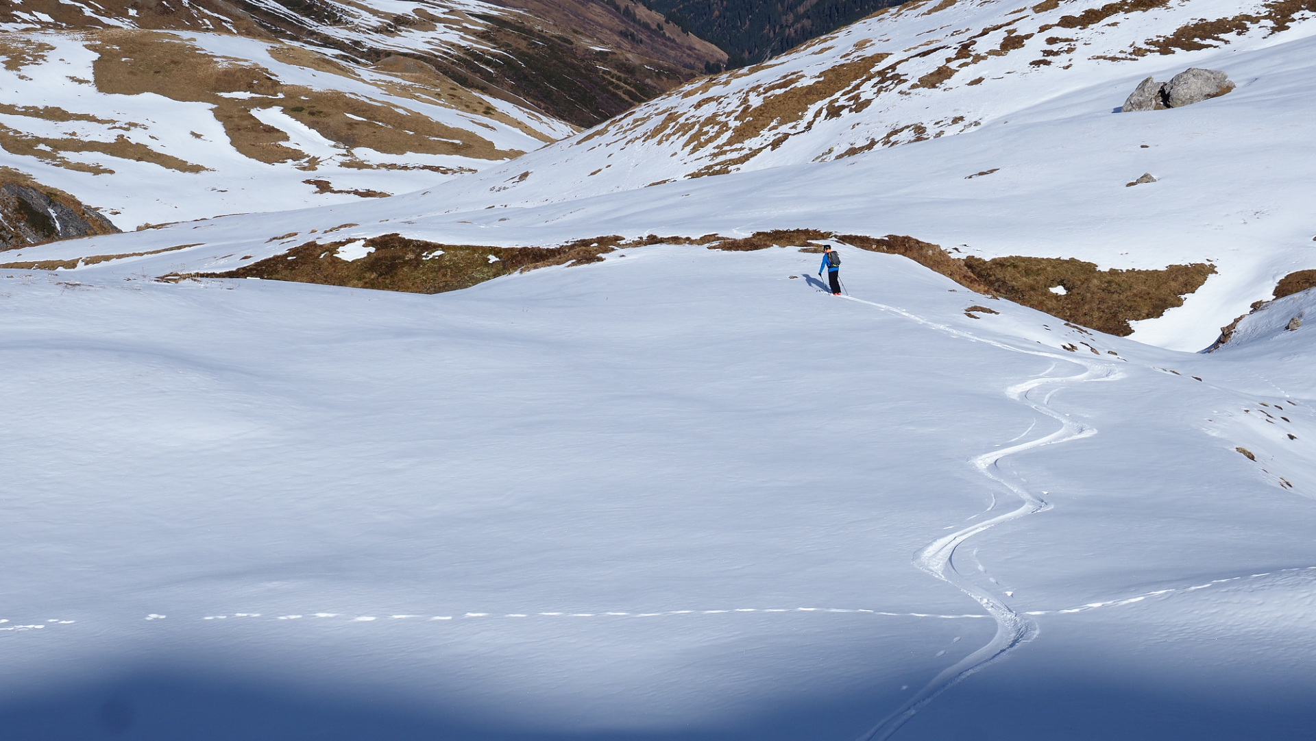 Mit der Flugpolizei konnten wir uns in der vergangenen Woche einen Überblick über die Schneeverteilung und den Schneedeckenaufbau entlang des westlichen Alpenhauptkamms verschaffen. Gute Bedingungen im freien Gelände waren kaum anzutreffen. Im Verhältnis am besten zeigten sich die Skibedingungen von der Schneegrenze aufwärts, wo im unteren Teil der Schneedecke eine tragfähige Kruste Bodenkontakt verhinderte. Das Bild stammt aus den Lechtaler Alpen, an der Grenze zu Vorarlberg (©LWD Tirol, 11.11.2025)