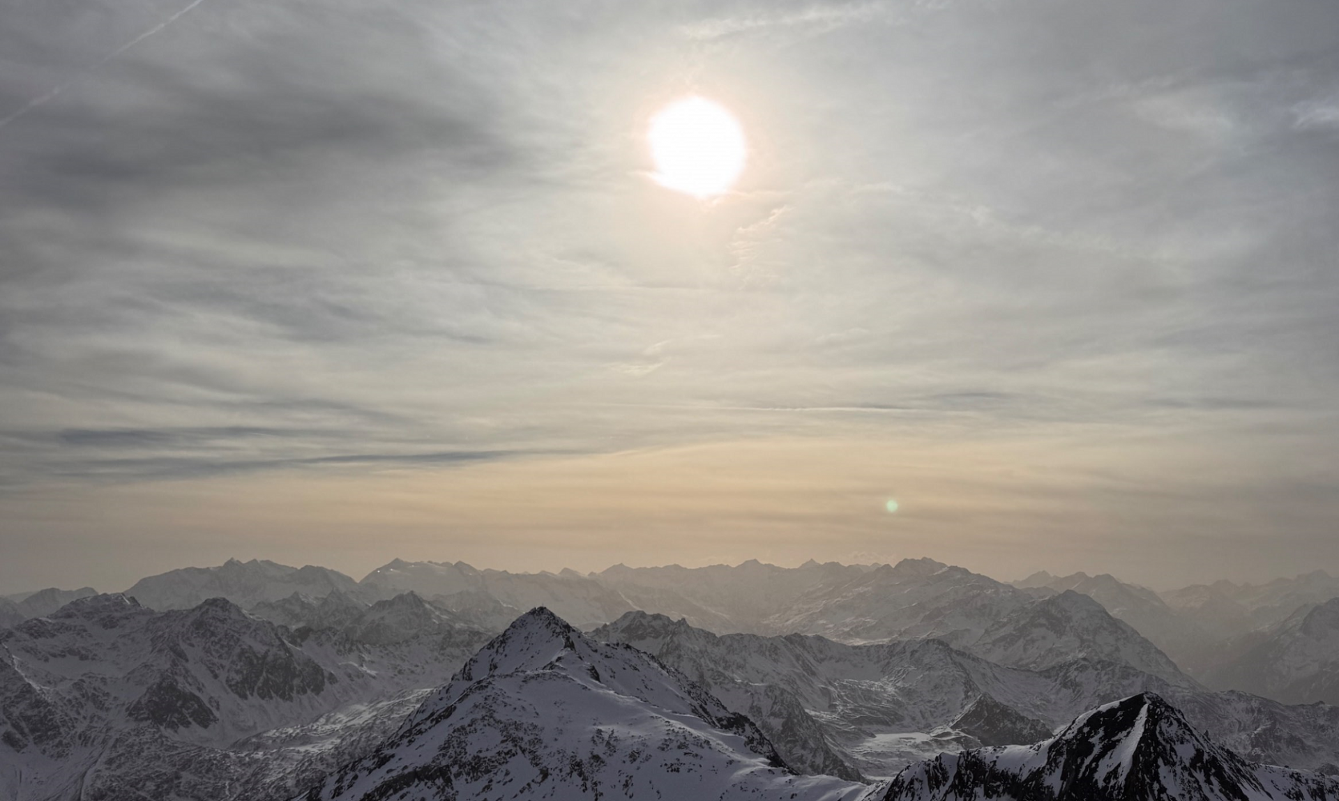 Ein Blick in die Ötztaler Alpen vor dem Wetterumschwung: warme Luft und Staub aus der Sahara. Mit der Nordströmung sind die milden Temperaturen von Ende der vergangenen Woche vorerst Geschichte (©Günter Chwojan, 14.11.2025).