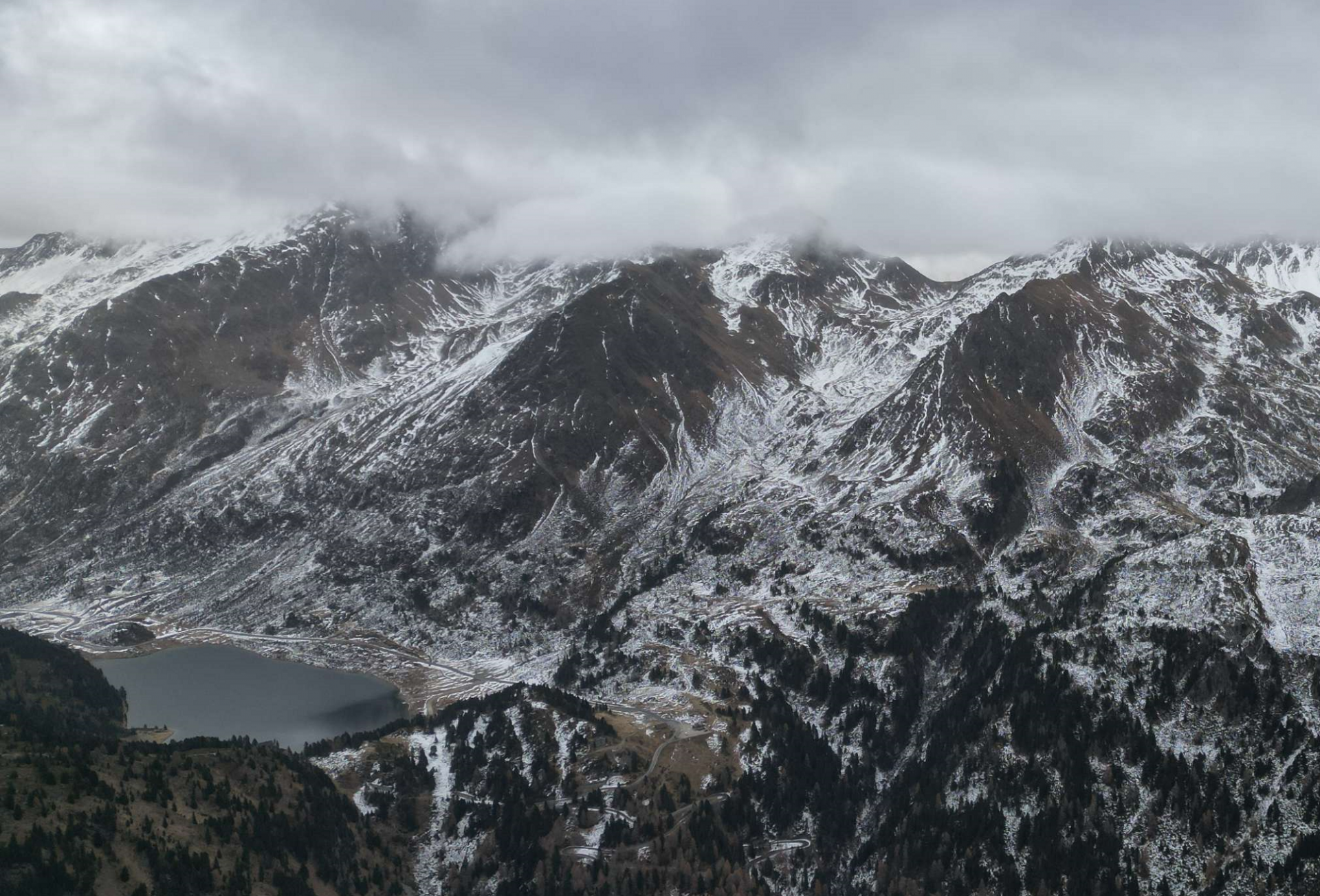 Blick in die nach Nordwesten orientierten Hänge der Deferegger Alpen oberhalb des Staller Sattels: hier lag vor den aktuellen Schneefällen kaum Schnee. Schwachschichten im Altschnee spielen in diesen Bereichen kein Thema (©Mark Kleinlercher, 15.11.2025).