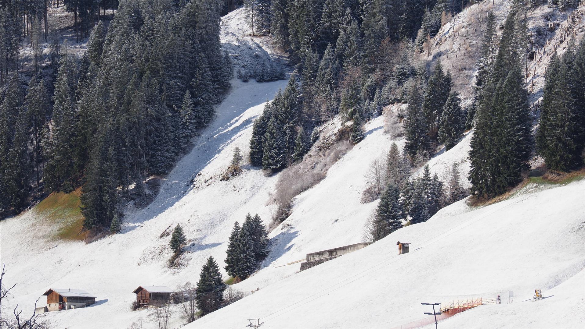 Es schneite bis in tiefe Lagen. Der Schnee wird trotz der aktuell sehr tiefen Temperaturen nicht von allzu langer Dauer sein. (© LWD Tirol, 18.11.2025)