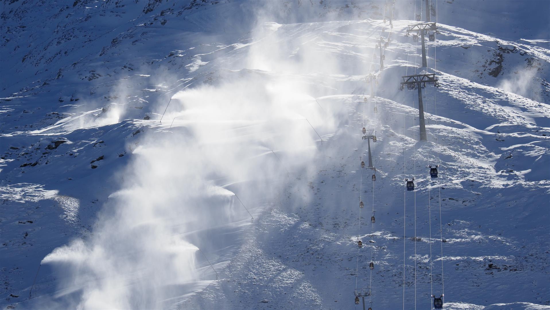 Skigebiete nützen die kalten Temperaturen zum Beschneien. Hintertuxer Gletscher (© LWD TIrol, 18.11.2025)