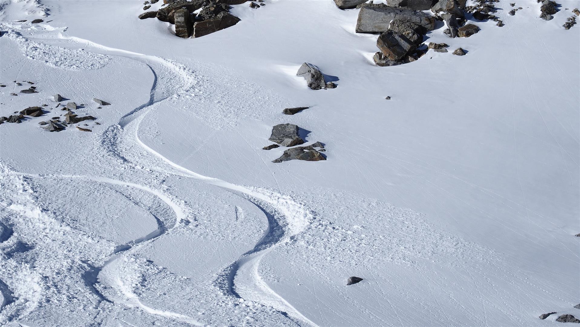 Im freien Gelände lauern derzeit noch viele "sharks", die zu Stürzen und Verletzungen führen können. (© LWD Tirol, 18.11.2025)