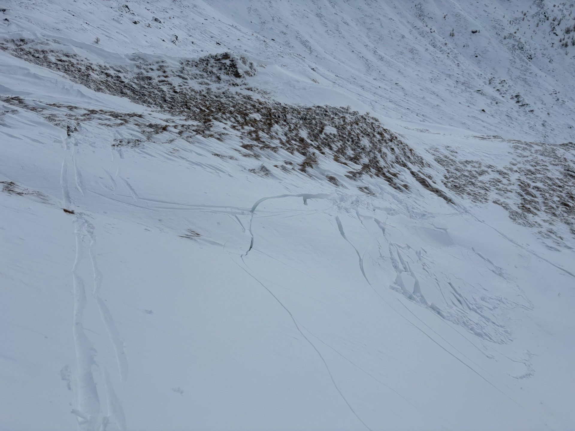 Kleines Schneebrett im Glocknergebiet (© Anton Riepler, 21.11.2025)