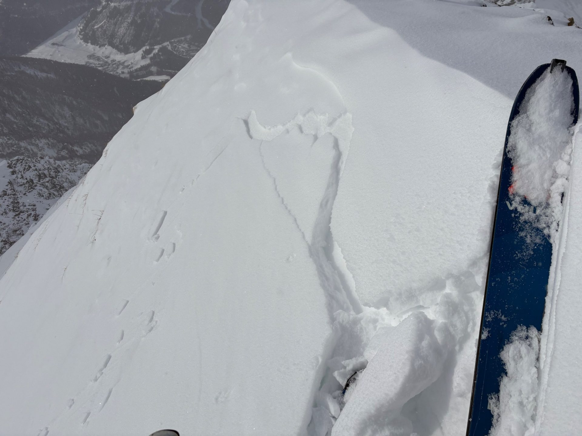 Mit dem Nordwind bildeten sich stellenweise störanfällige Triebschneepakete. Schobergruppe (©Anton Riepler, 26.11.2025). 
