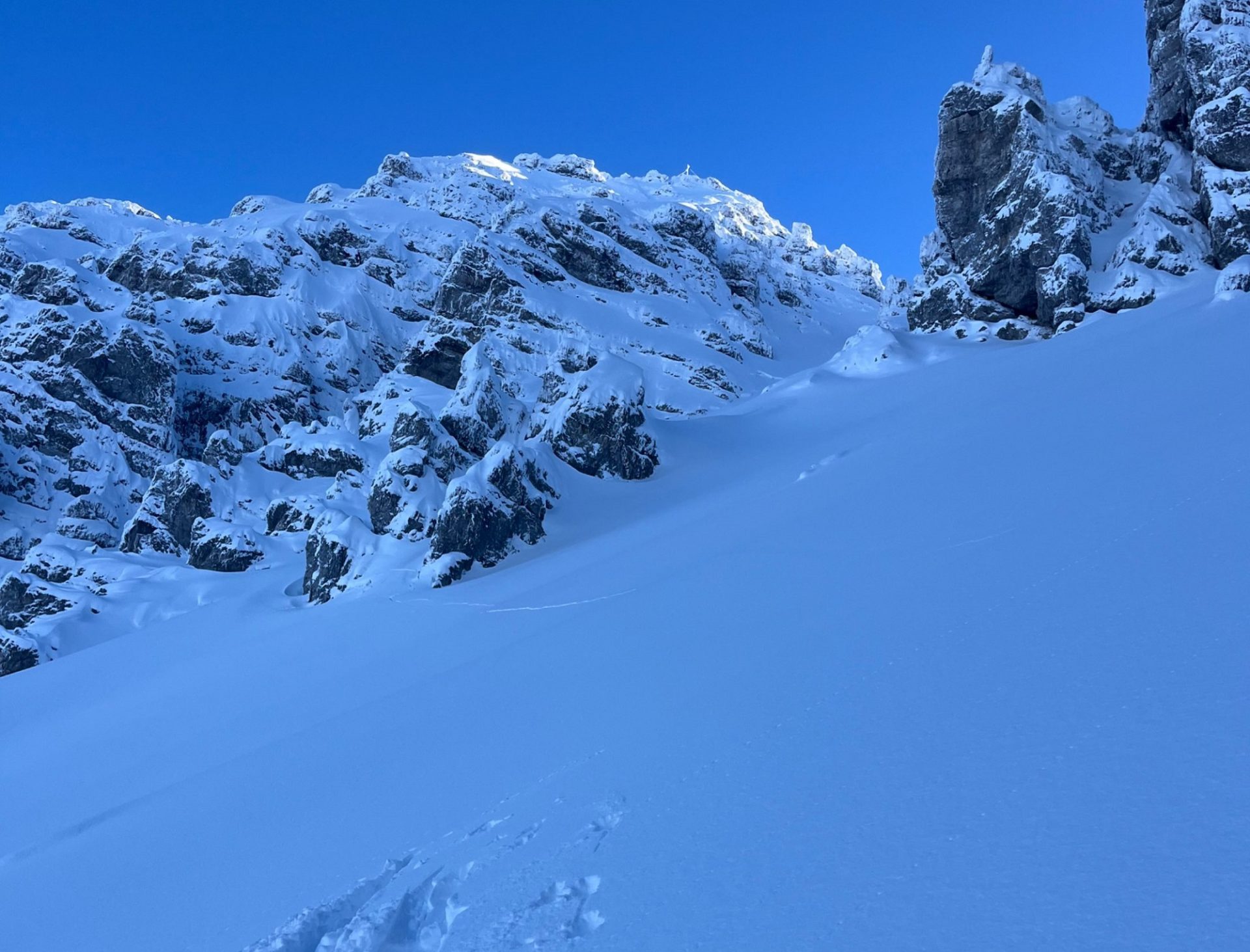 Setzungsgeräusche und Risse sind deutliche Zeichen eines schwachen Schneedeckenaufbaus und können auf die Gefahr hinweisen: Hier im Aufstieg zum Ampferstein in de Axamer Lizum (©N.N., 27.11.2025).