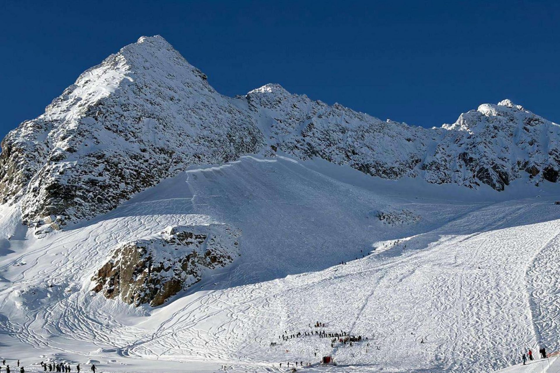 Übersichtsbild der großen Schneebrettlawine am Daunferner unterhalb des östlichen Daunkogels (©N.N., 27.11.2025). 