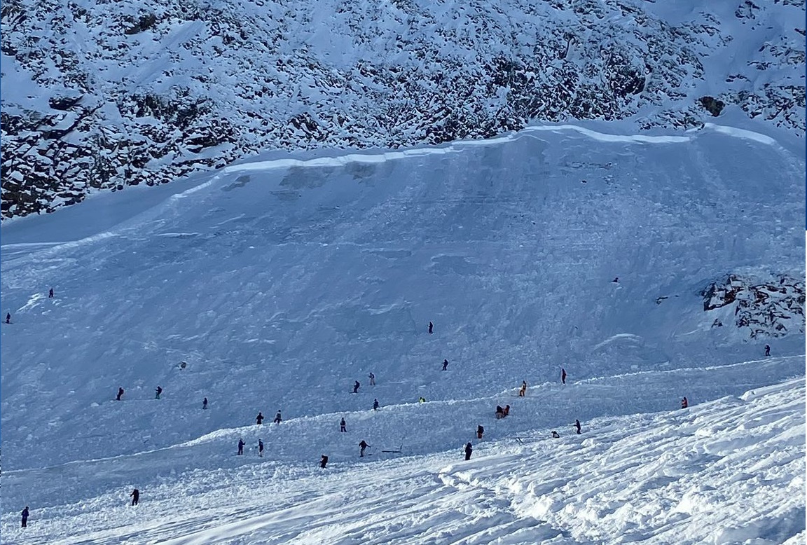Die Lawine brach – vergleichbar mit den gesprengten Schneebrettlawinen am Kaunertaler Gletscher – in einer Schwachschicht direkt oberhalb des Gletschereises. Der Anriss der Lawine ist schätzungsweise 1,5 bis 2m hoch (©Nico Metz, 27.11.2025).