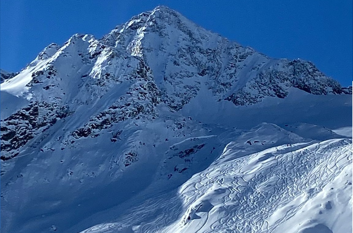 Vermutlich durch Variantenskifahrer am 27.11. ausgelöste mittelgroße Schneebrettlawine an einem Nordosthang auf ca. 2850m am Daunferner am Stubaier Gletscher (©Nico Metz, 27.11.2025).
