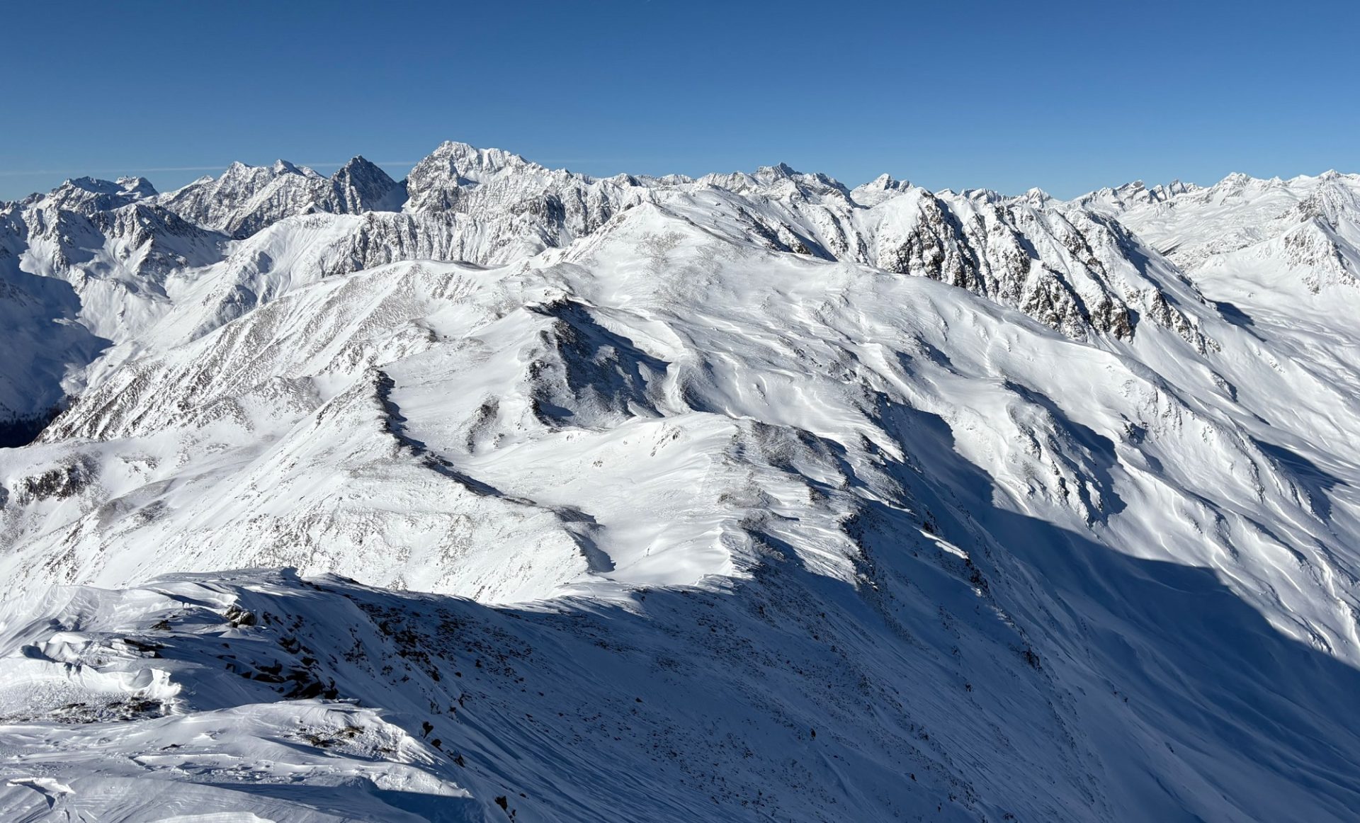 Deutliche Windzeichen vom Nordföhn in den Deferegger Alpen (©Anton Riepler, 27.11.2025). 