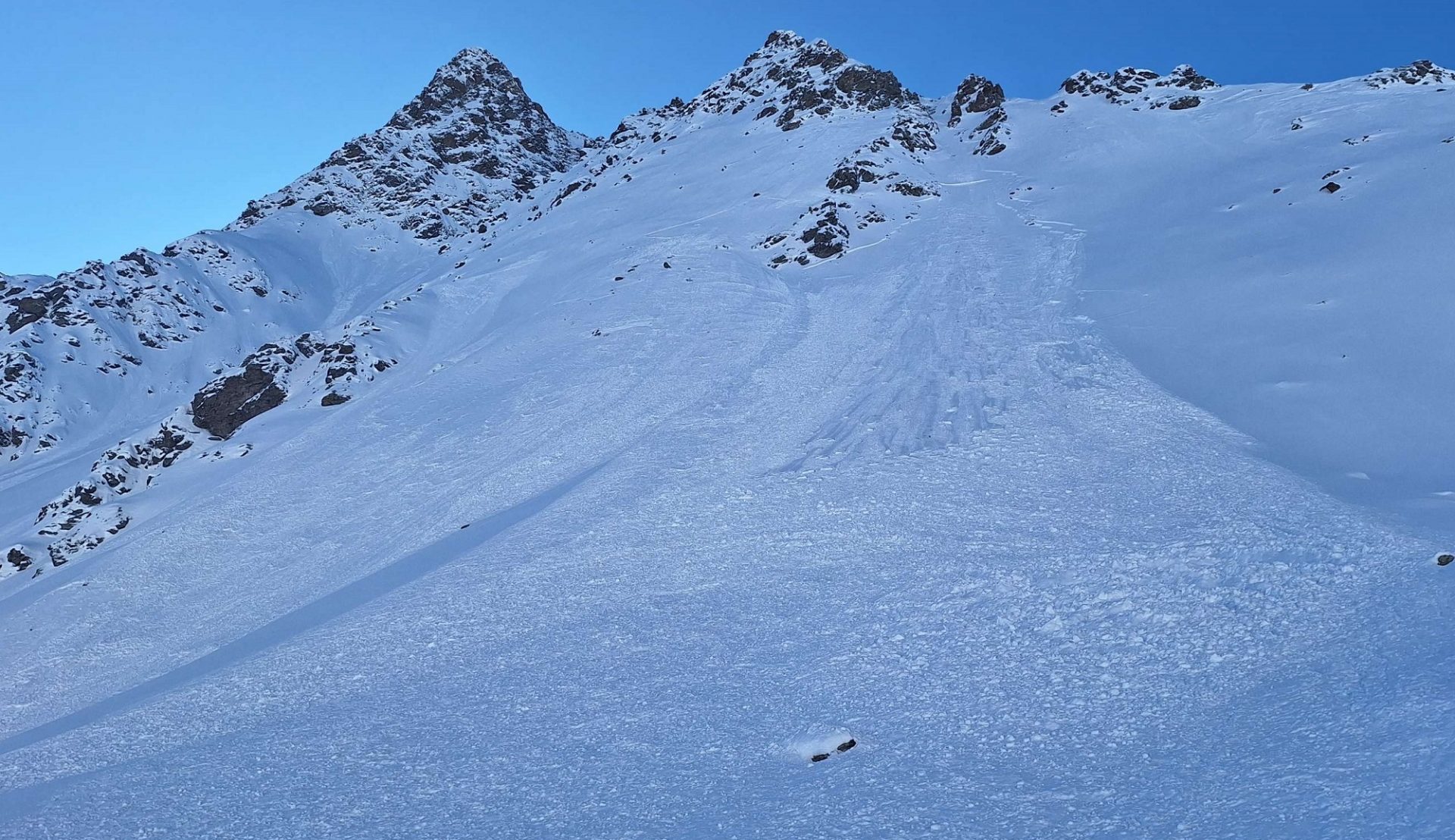 Es hat in Osttirol weniger geschneit, Neu- und Triebschnee liegen aber auch hier auf einer schwachen Altschneedecke und können als kleine bis mittlere Schneebrettlawine ausgelöst werden. 2500m Nord, Gamsburg, Deferegger Alpen (©Alois Mariacher, 27.11.2025).