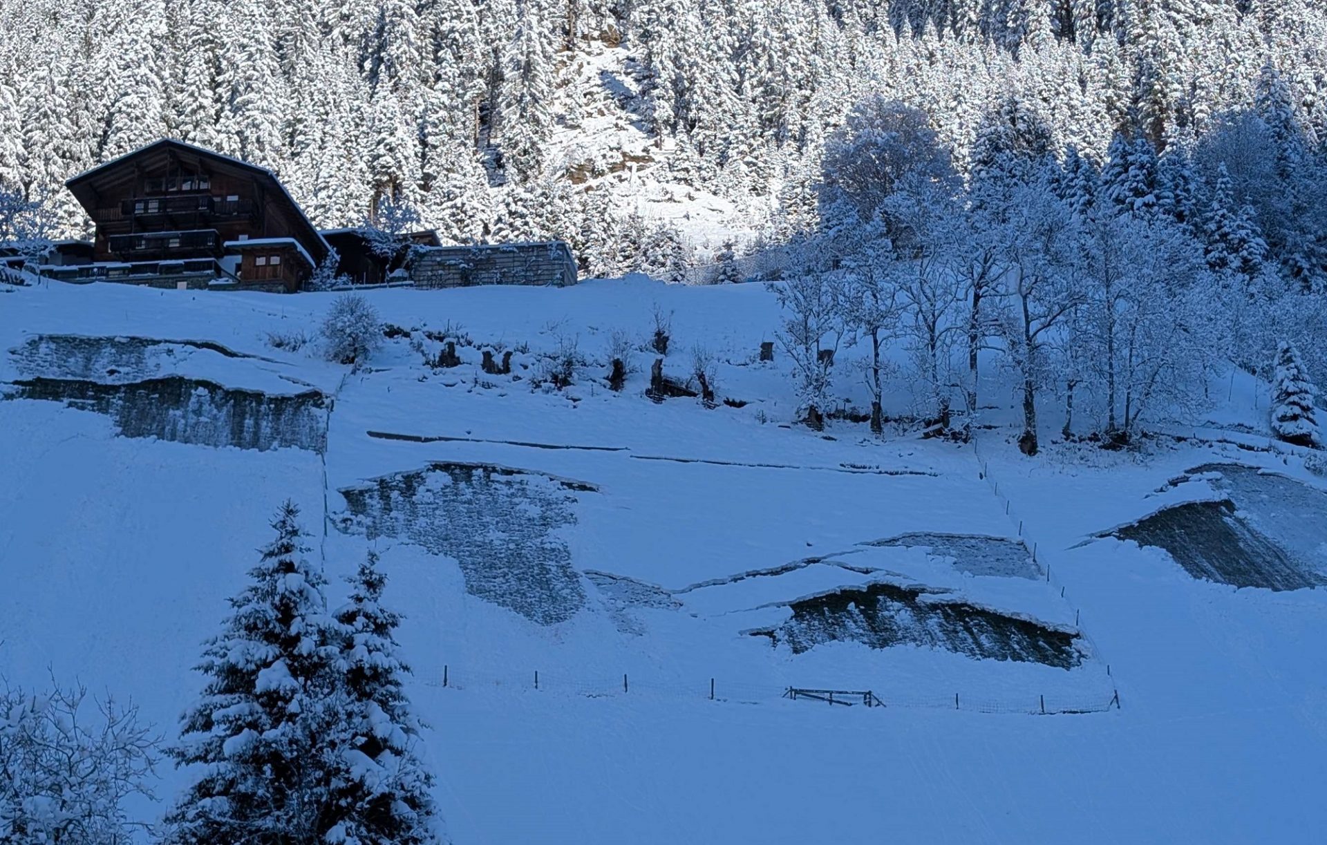 Gleitschneelawinen sind ein aktuell etwas untergeordnetes Thema. Kleine bis mittelgroße spontane Gleitschneelawinen sind besonders an steilen, sonnigen Grashängen möglich. Unterhalb von Gleitschneerissen sollte man sich besser nicht aufhalten (©Lukas Ruetz, 27.11.2025).  