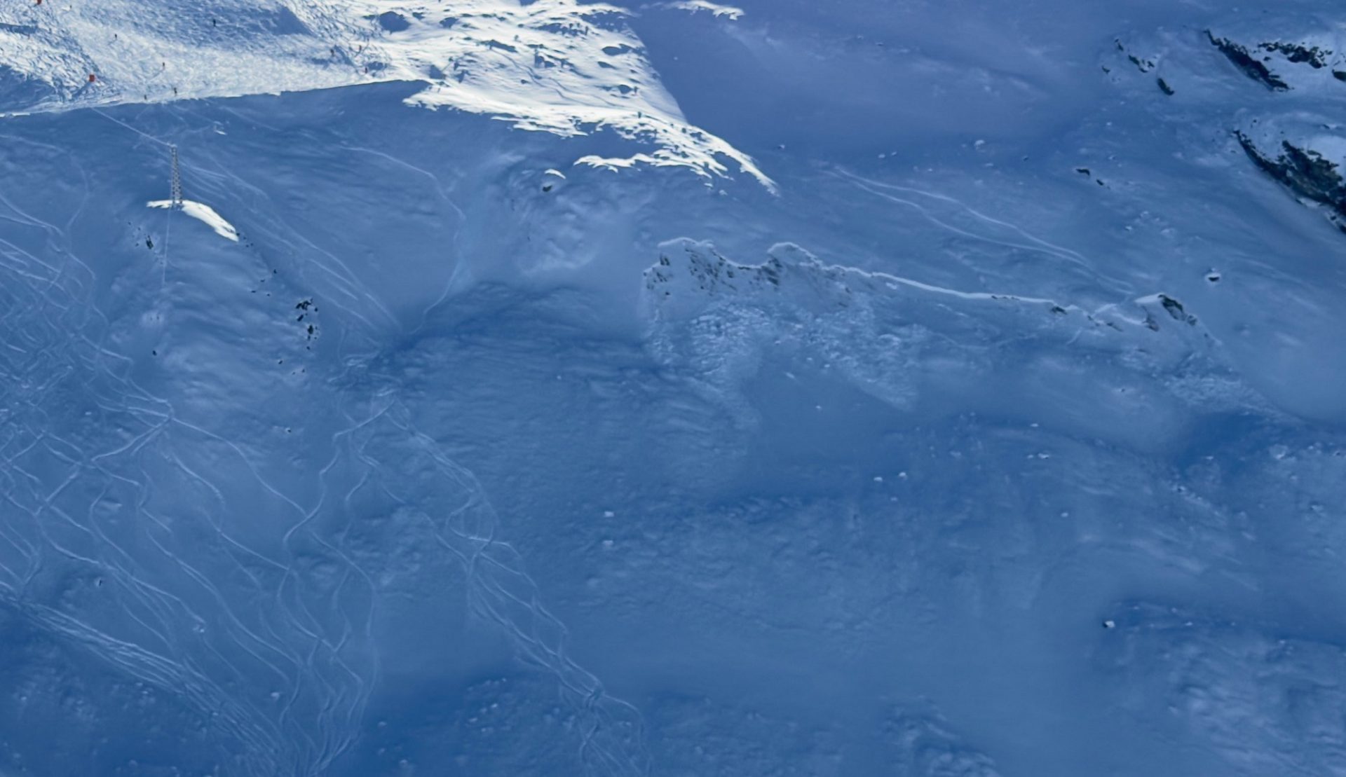 Ebenfalls mutmaßlich durch Personen ausgelöste mittelgroße Schneebrettlawine an einem Nordhang auf 2600m im Variantengelände am Hintertuxer Gletscher (©Stefan Pichlsberger, 27.11.2025).
