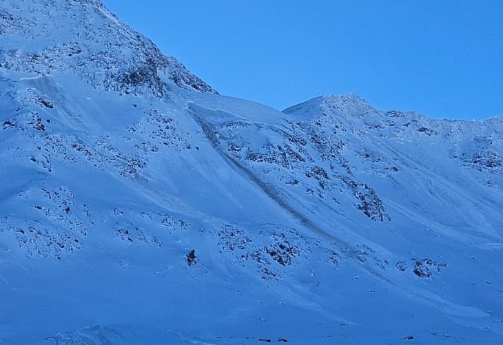 Gesprengte Schneebrettlawinen am Kaunertaler Gletscher, nordseitig auf ca. 3100m. Die Schwachschicht befand sich hier direkt oberhalb des Gletschereises und hat sich mit Schönwetter Anfang Oktober ausgebildet. Diese Schwachschicht ist besonders im vergletscherten, schattseitigen Gelände sowie in geschützten Karen oberhalb von 2800m im Bereich des Alpenhauptkammes ein Thema (©Daniel Kleinlercher, 27.11.2025).