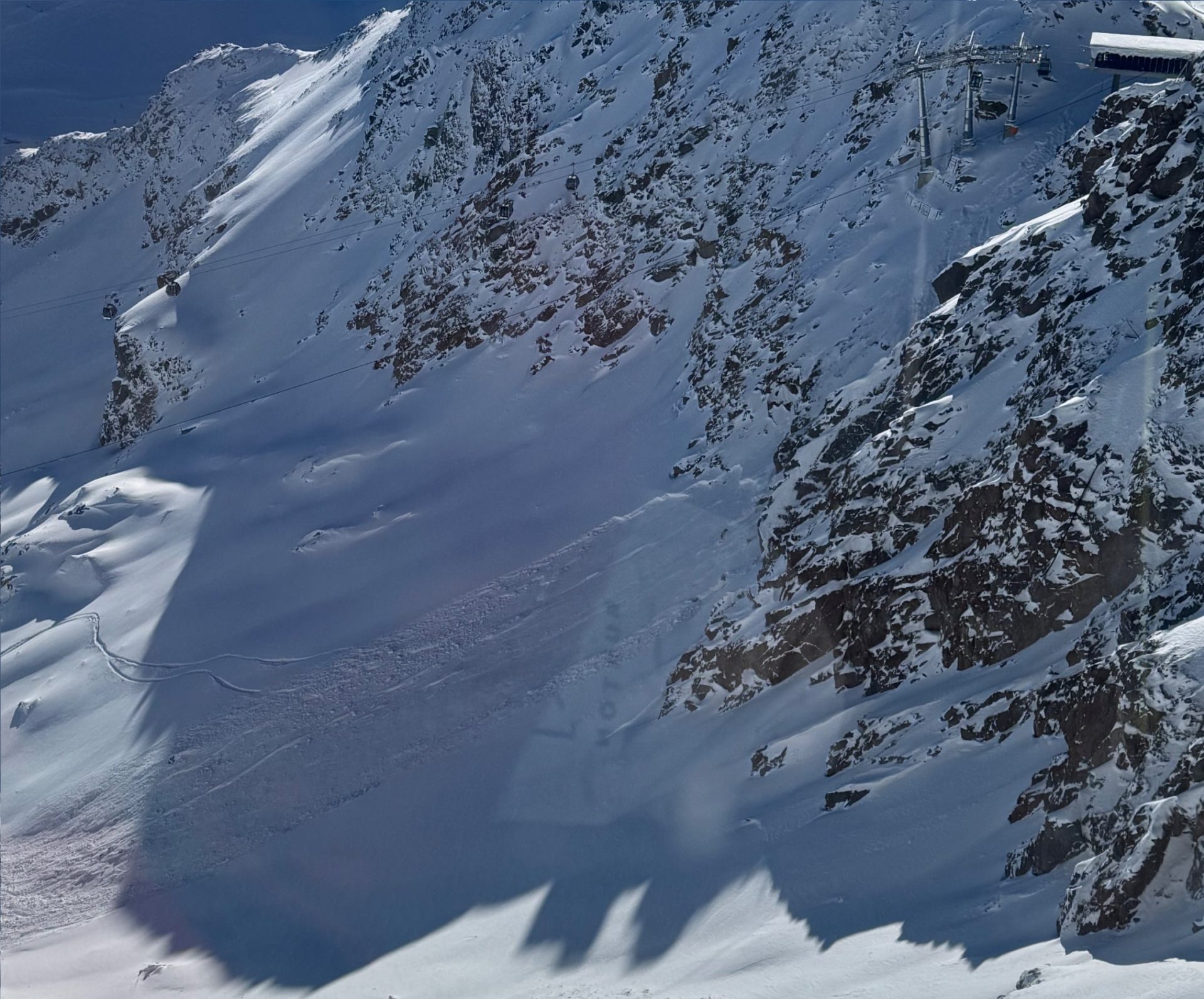 Durch Personen ausgelöste kleine Schneebrettlawine an einem Osthang auf 3200m im Variantenbereich am Pitztaler Gletscher (©Samuel Leitl, 27.11.2025).