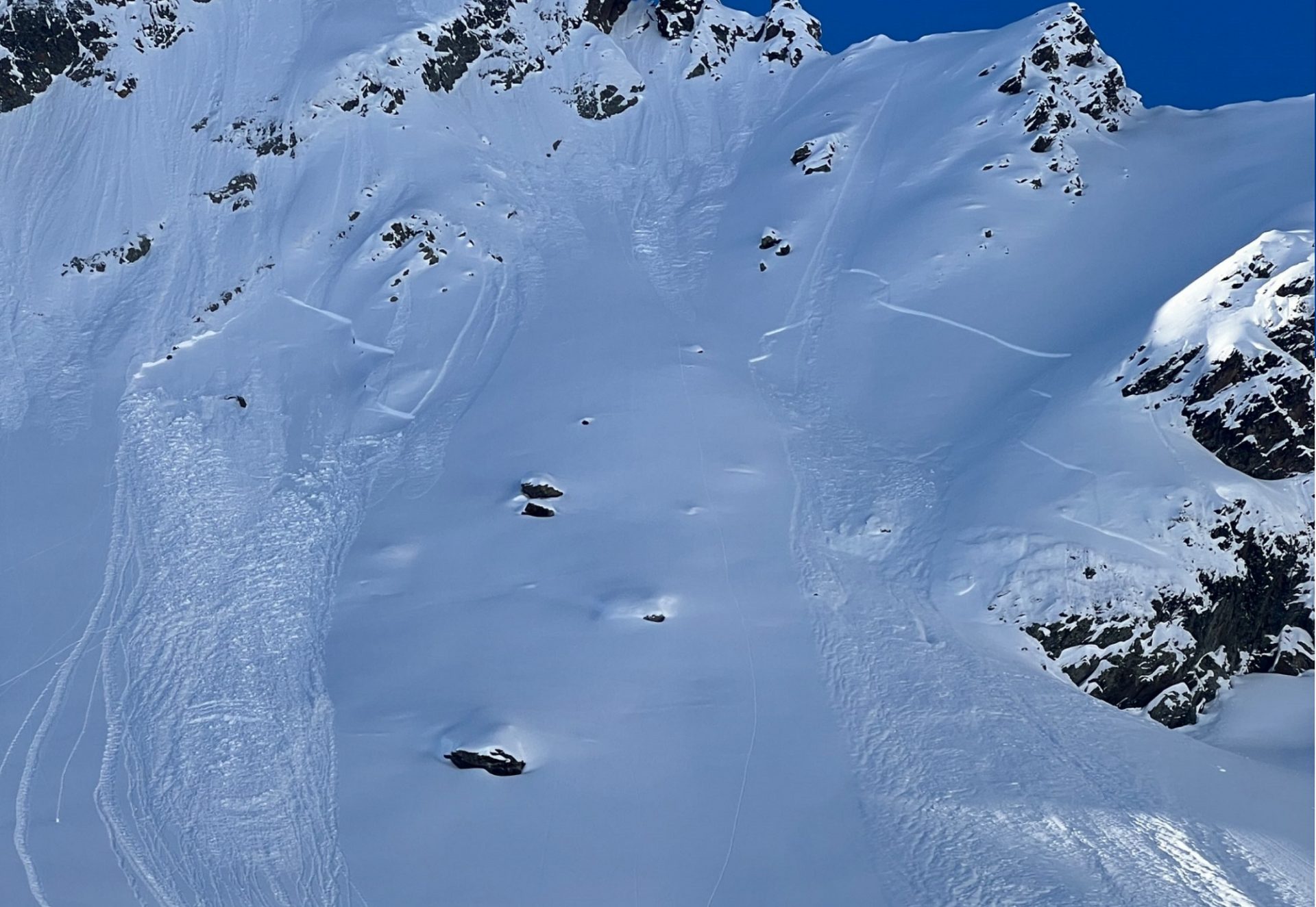 Ebenso sind frische Lawinen ein deutliches Zeichen einer instabilen Schneedecke: hier spontane Lawinen an einem Nordosthang auf 2600m am vorderen Grieskogel im Sellrain (©Joscha Kotlan, 27.11.2025).
