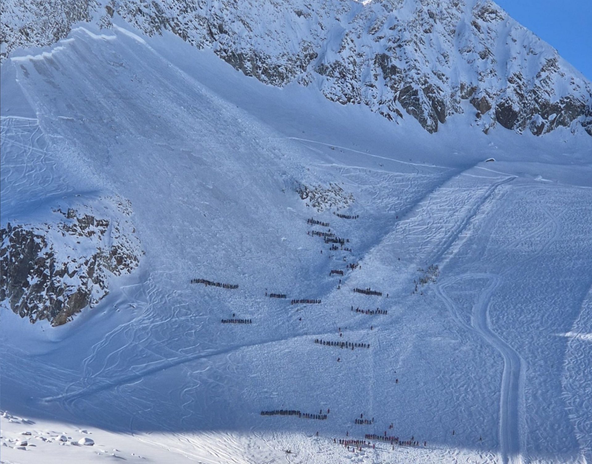 Sondierketten der Rettungsmannschaften während der Suche nach möglichen Verschütteten. Die Suche blieb erfreulicherweise erfolglos (©Günter Chwojan, 27.11.2025).