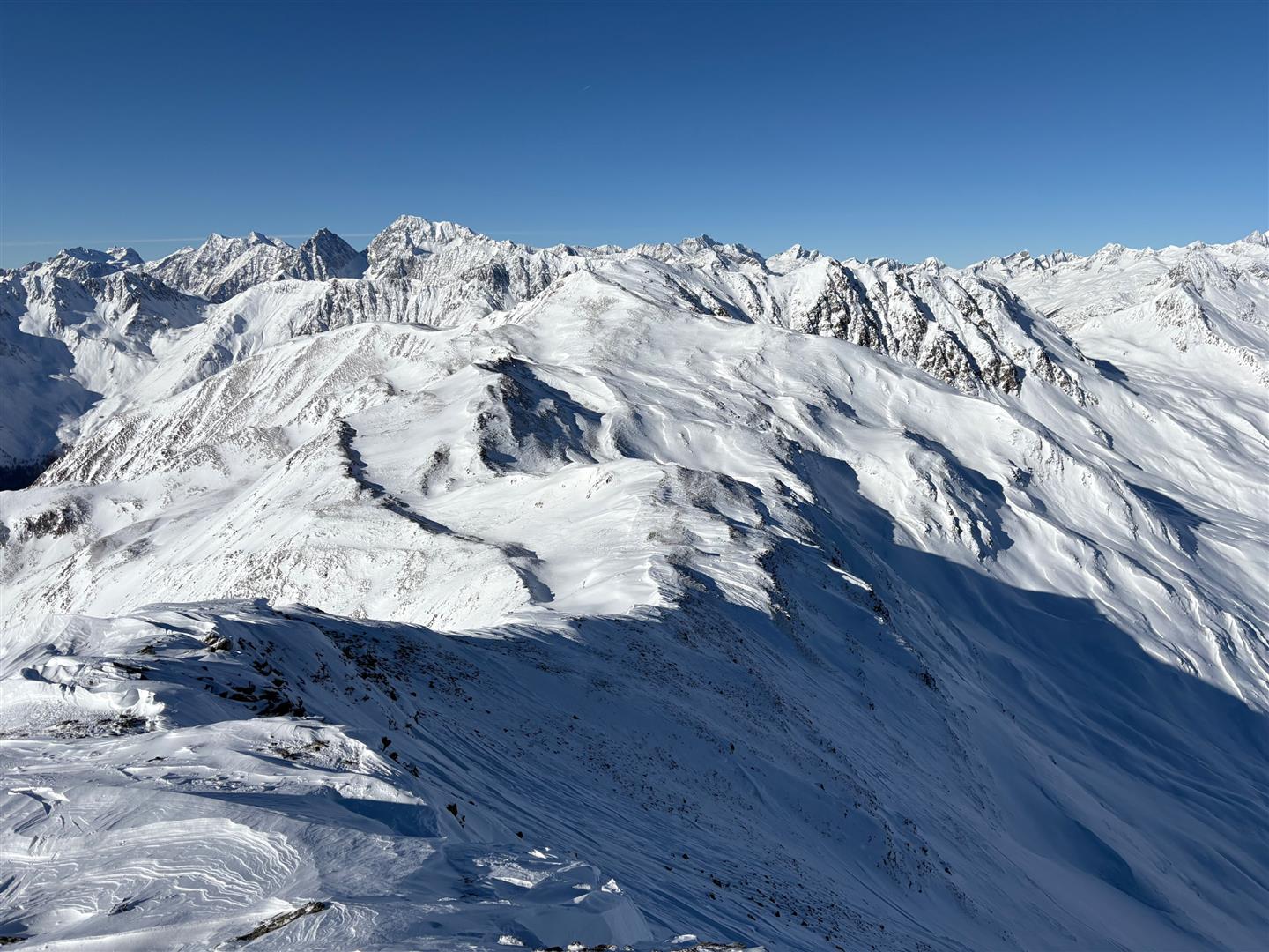 Ein Bild vom südlichen Osttirol zeigt die ungleichmäßige Schneeverteilung bei einer gering mächtigen Schneedecke (© Anton Riepler)