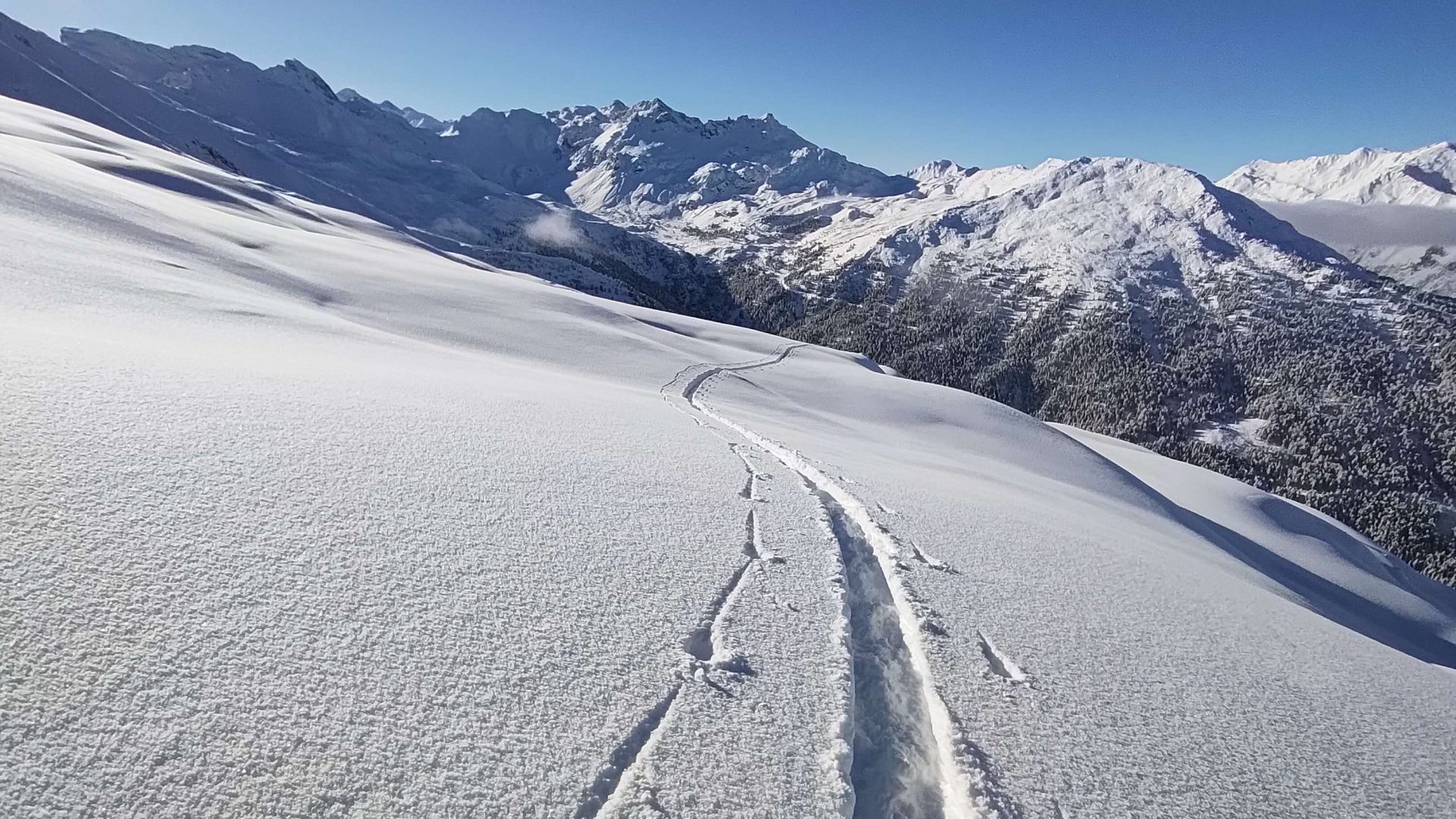 In den Tuxer Alpen am 27.11.2025. Inzwischen schaut es dort auch aufgrund von Windeinfluss nicht mehr so schön winterlich aus. Steinkontakt häuft sich inzwischen wieder. (© Stefano Morettini)