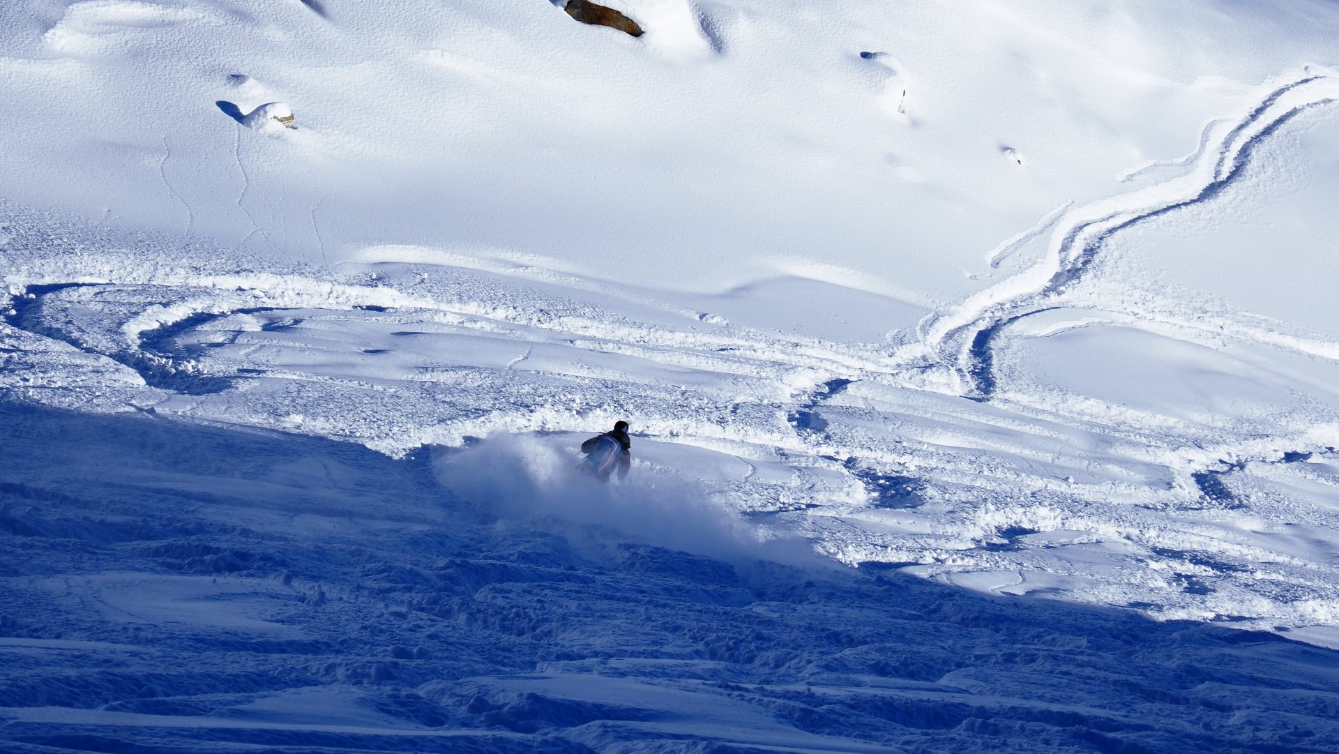 Vergangene Woche konnte man gebietsweise - wie hier am Stubaier Gletscher - Pulverschnee genießen. Dennoch musste man auch dort auf "sharks", knapp unterhalb der Schneedecke verborgene Steine achten. (© LWD Tirol, 28.11.2025)