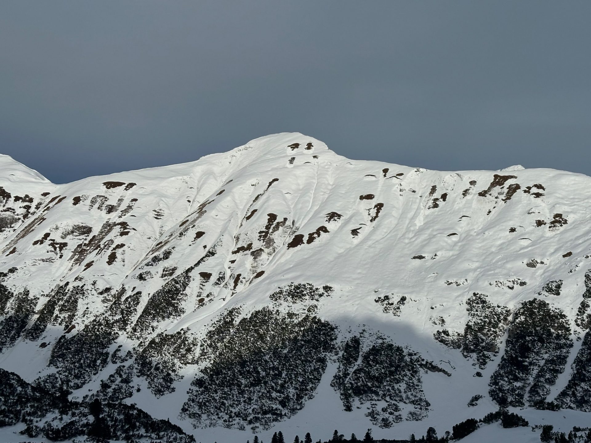 Viele Gleitschneerutsche in den Lechtaler Alpen im Nahbereich des Hahntenjochs (© Stefan Zangerl, 30.11.2025)