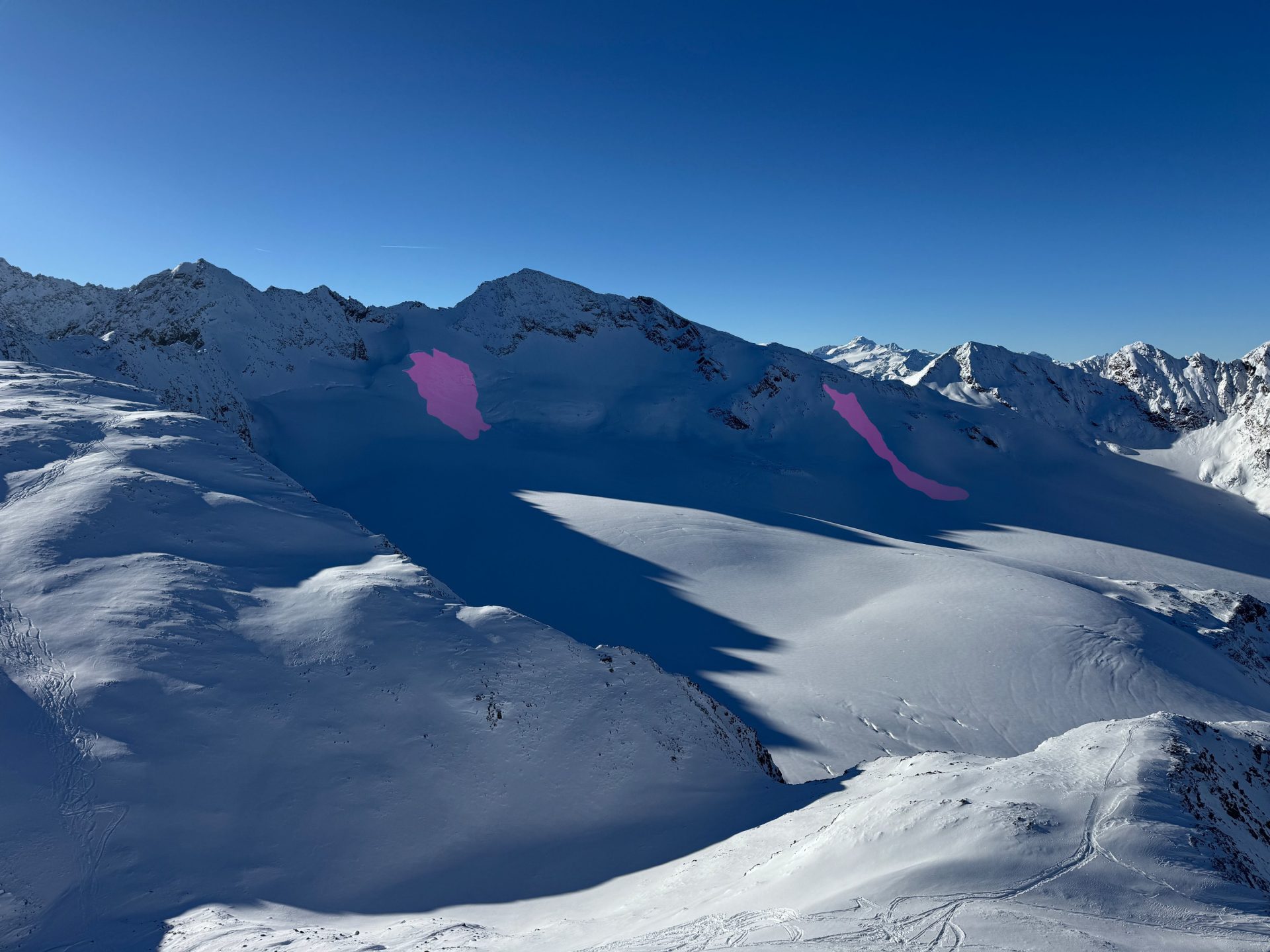 Spontane Schneebrettlawinen im Bereich des Windacher Daunkogels in den Stubaier Alpen, welche vermutlich am 26.11. abgegangen sein dürften. (© Patrick Ribis, 02.12.2025)