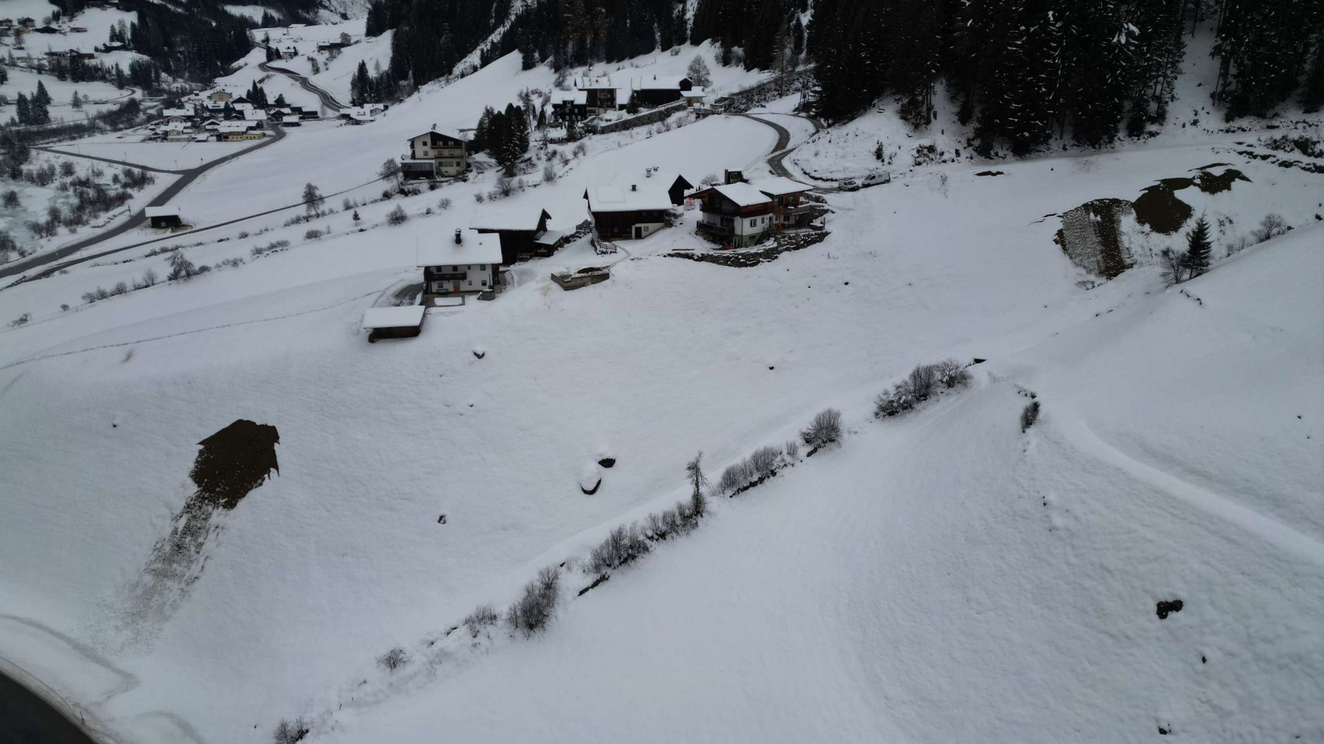 Der Schnee gleitet auf Grashängen ab. Defereggental (© 02.12.2025)